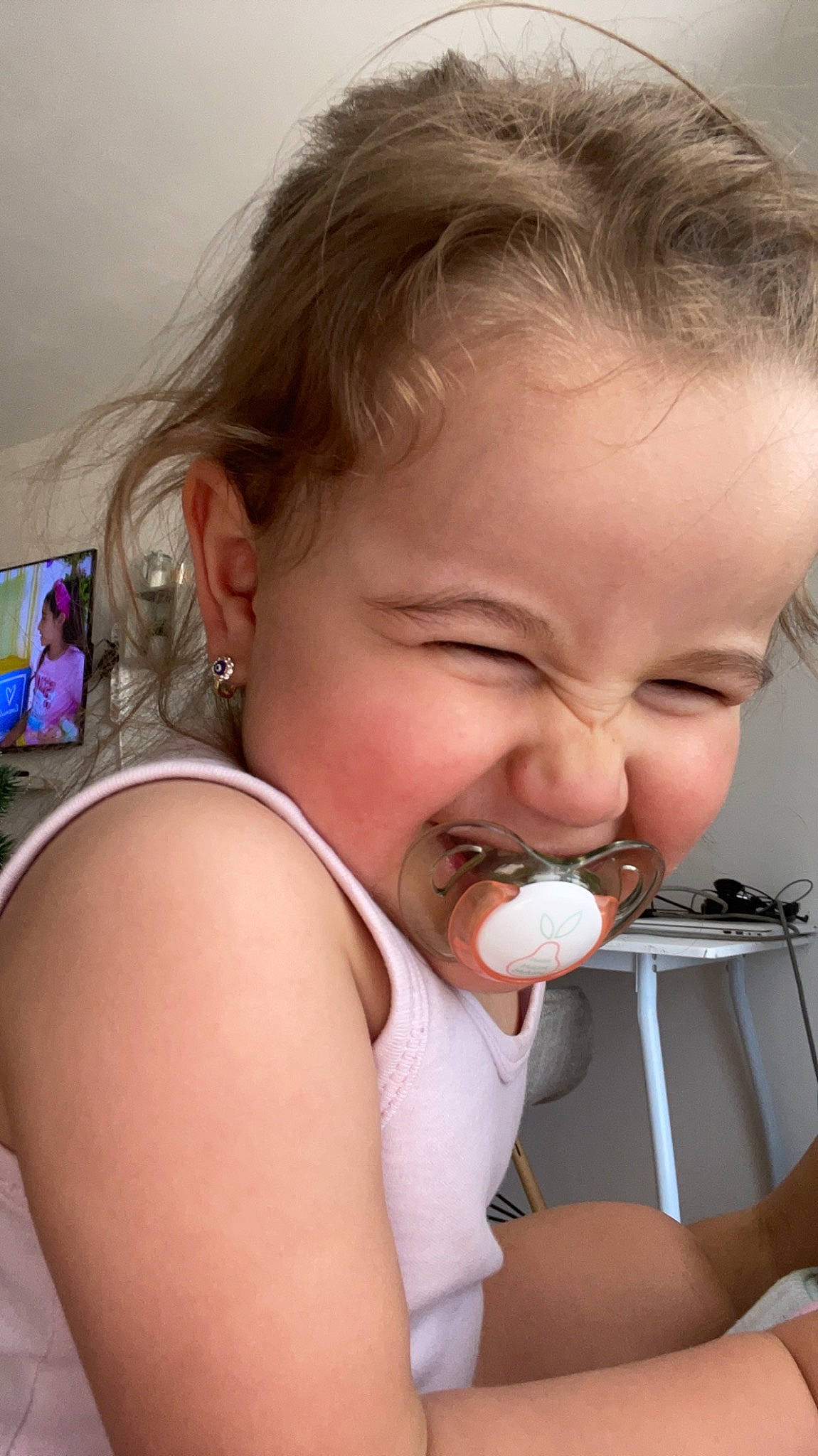 Ela participe au concours pour gagner de l'argent avec cette photo : baby, biting, cheek, ear, eyelash, finger, food, food_craving, gesture, happy, jaw, lip, mouth, nail, neck, nose, person, skin, thumb, toddler