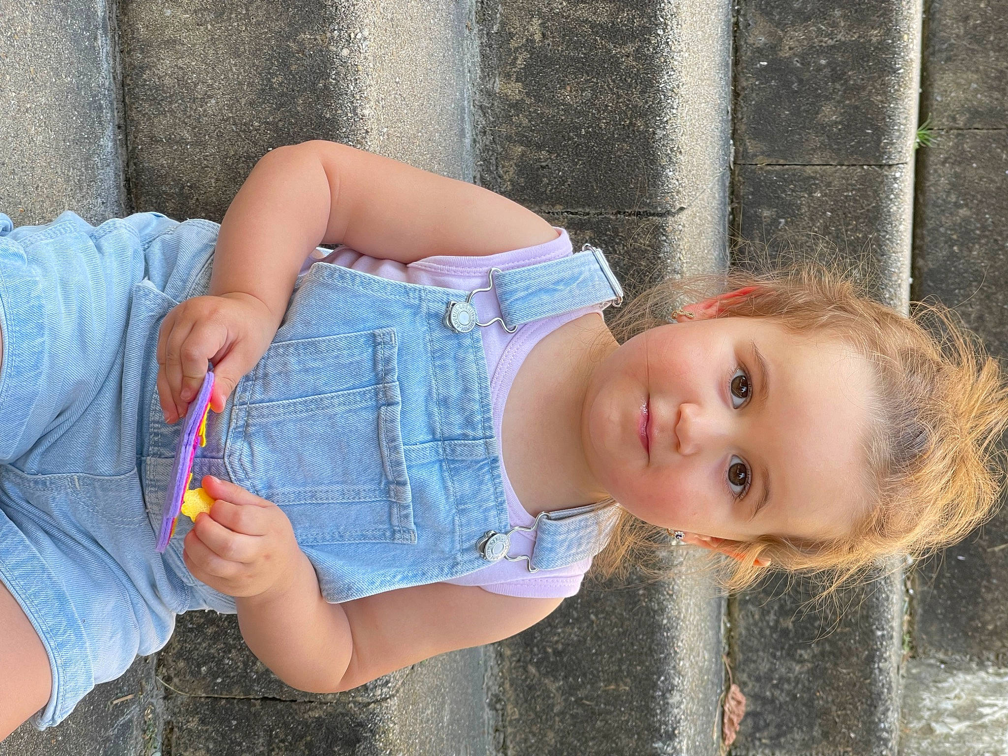 Ela participe au concours pour gagner de l'argent avec cette photo : abdomen, baby_toddler_clothing, child, denim, fun, grass, human_body, human_leg, joint, leisure, lip, mouth, pattern, person, skin, smile, thigh, toddler, tree, trunk