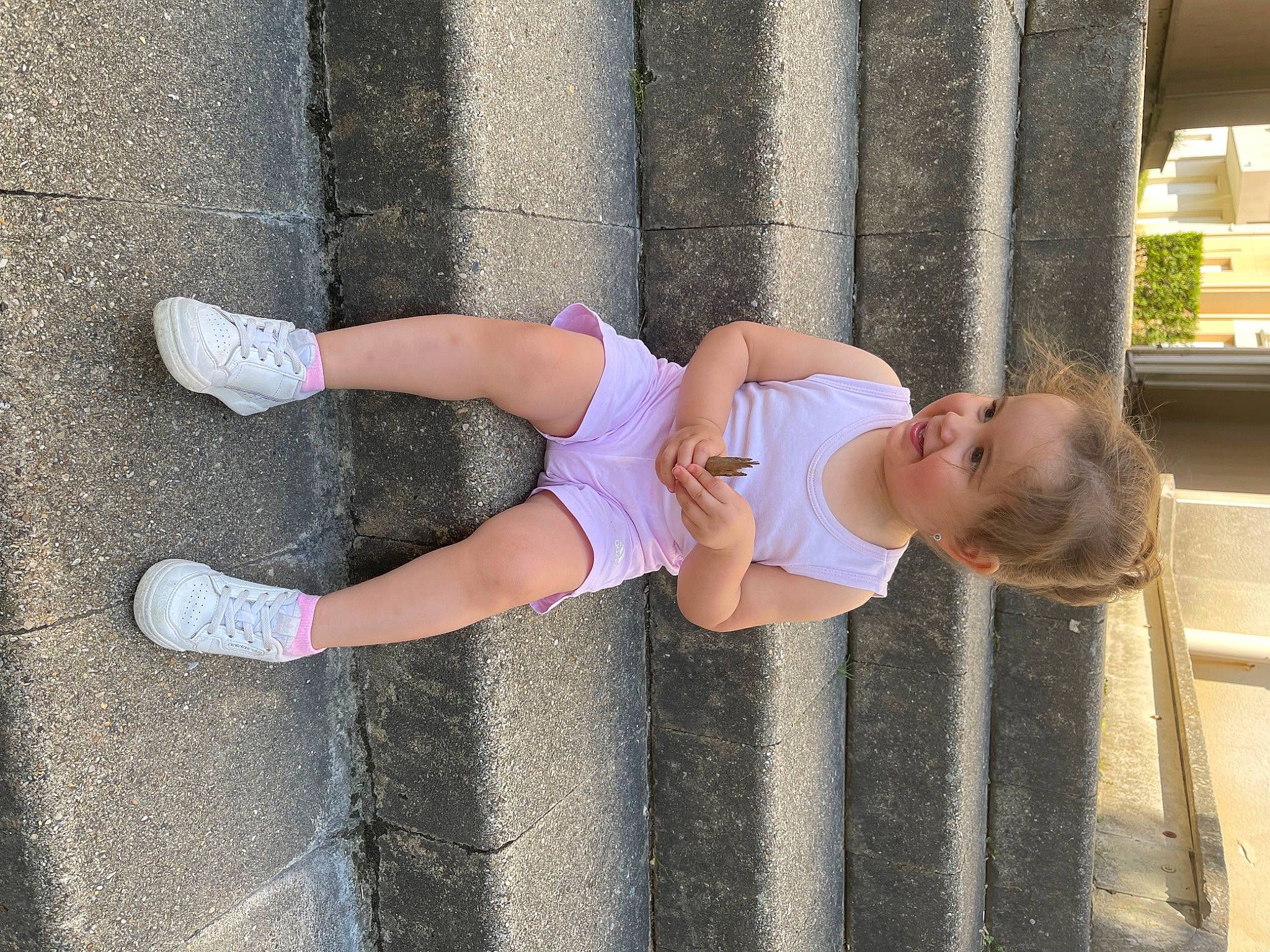 Ela participe au concours pour gagner de l'argent avec cette photo : abdomen, barefoot, calf, chest, elbow, foot, fun, hip, human_leg, joint, joy, knee, leg, person, plant, shoulder, sock, sportswear, thigh, trunk