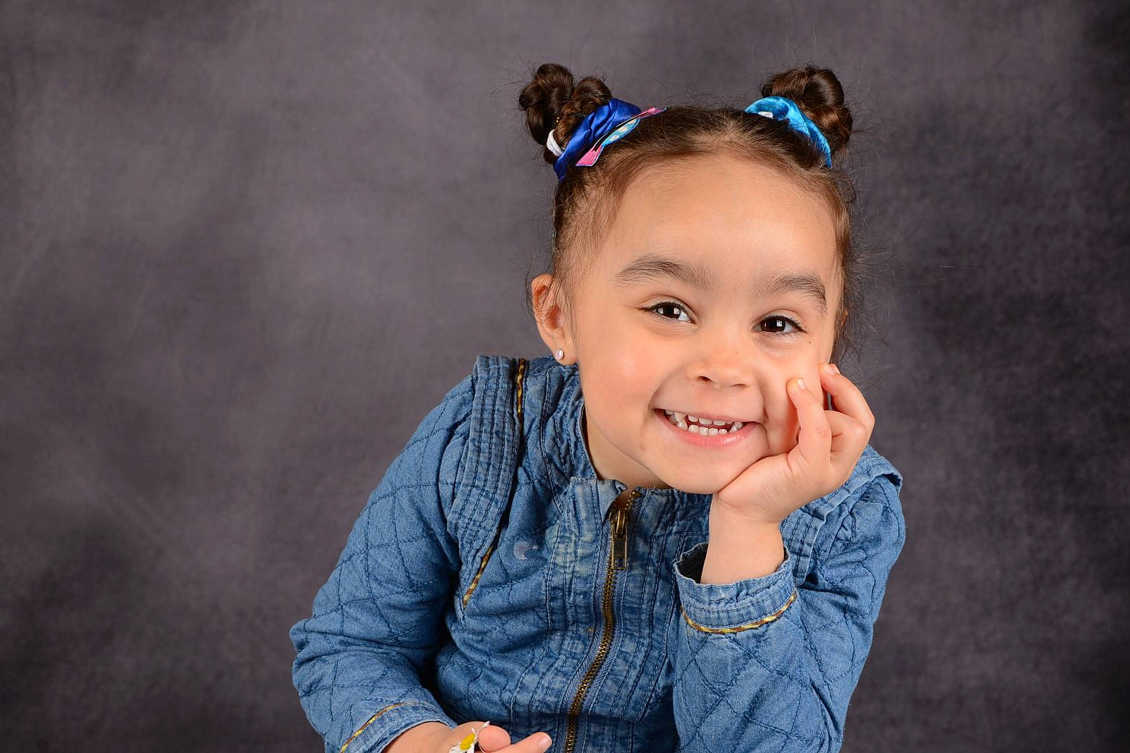 Ayah participe au concours pour gagner de l'argent avec cette photo : arm, baby_toddler_clothing, child, clothing, electric_blue, fashion_accessory, flash_photography, fun, happy, headband, headpiece, iris, joy, laugh, person, personal_protective_equipment, portrait_photography, sitting, skin, sleeve