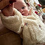 Elisa a rejoint le concours — aidez-le/la à gagner de superbes lots ! baby, hand, jacket, fleece, toy, bed, blanket, person, infant, cozy, cute, indoor, soft, warm, nail_polish, child, reaching, pink, beige, closeup