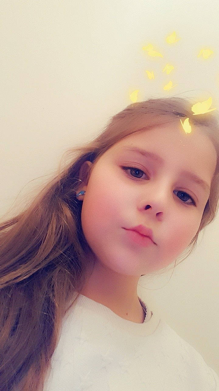 Zoé a rejoint le concours — aidez-le/la à gagner de superbes lots ! beauty, brown_hair, cheek, child, child_model, eye, eyebrow, eyelash, face, forehead, girl, hair_accessory, headpiece, human_hair_color, infant, iris, lip, long_hair, nose, person