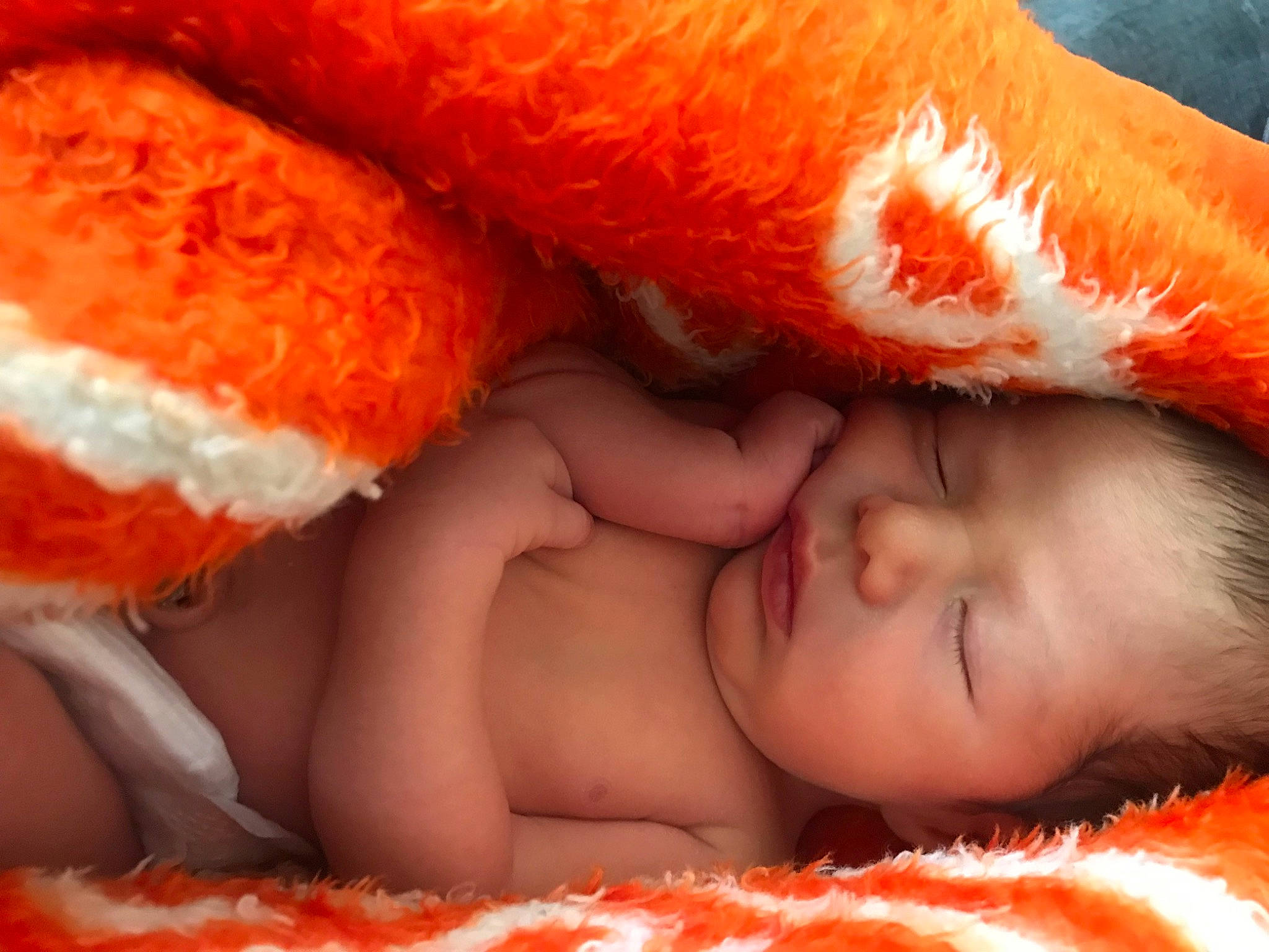 Mateo is registered to the contest to win money with this photo: eye, facial_expression, finger, gesture, hand, happy, head, human, human_body, lip, mammal, mouth, muscle, nose, orange, organ, person, red, skin, textile