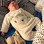 Ambre a rejoint le concours — aidez-le/la à gagner de superbes lots ! baby, sleeping, onesie, bear_design, plush_toy, bed, blanket, bedding, cozy, child, infant, cute, soft, resting, indoors, peaceful, comfort, fabric, person