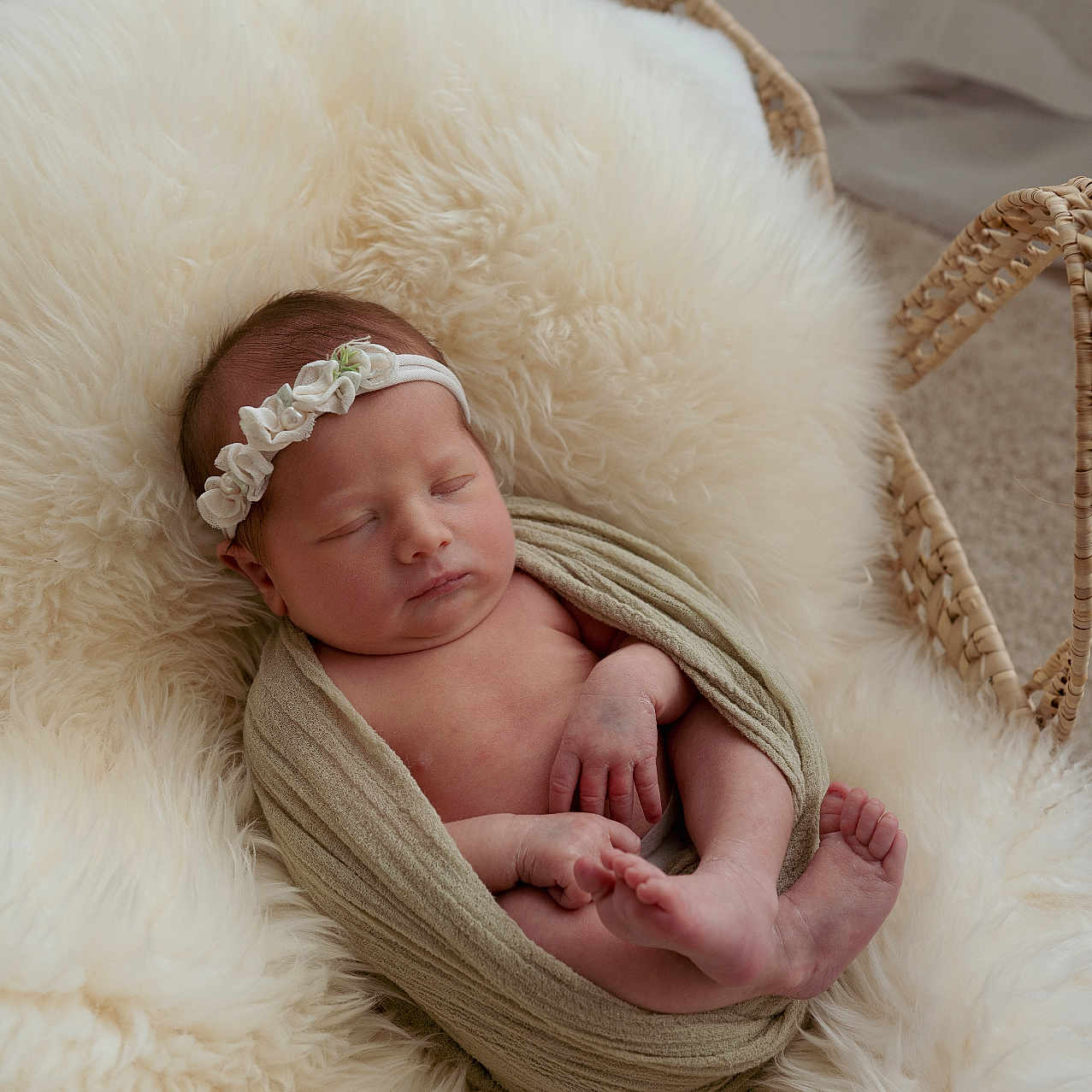 Ambre a rejoint le concours — aidez-le/la à gagner de superbes lots ! baby, basket, blanket, cozy, cute, flower, foot, fur_blanket, hand, headband, indoors, infant, newborn, peaceful, portrait, resting, skin, sleeping, soft_texture, wrapped