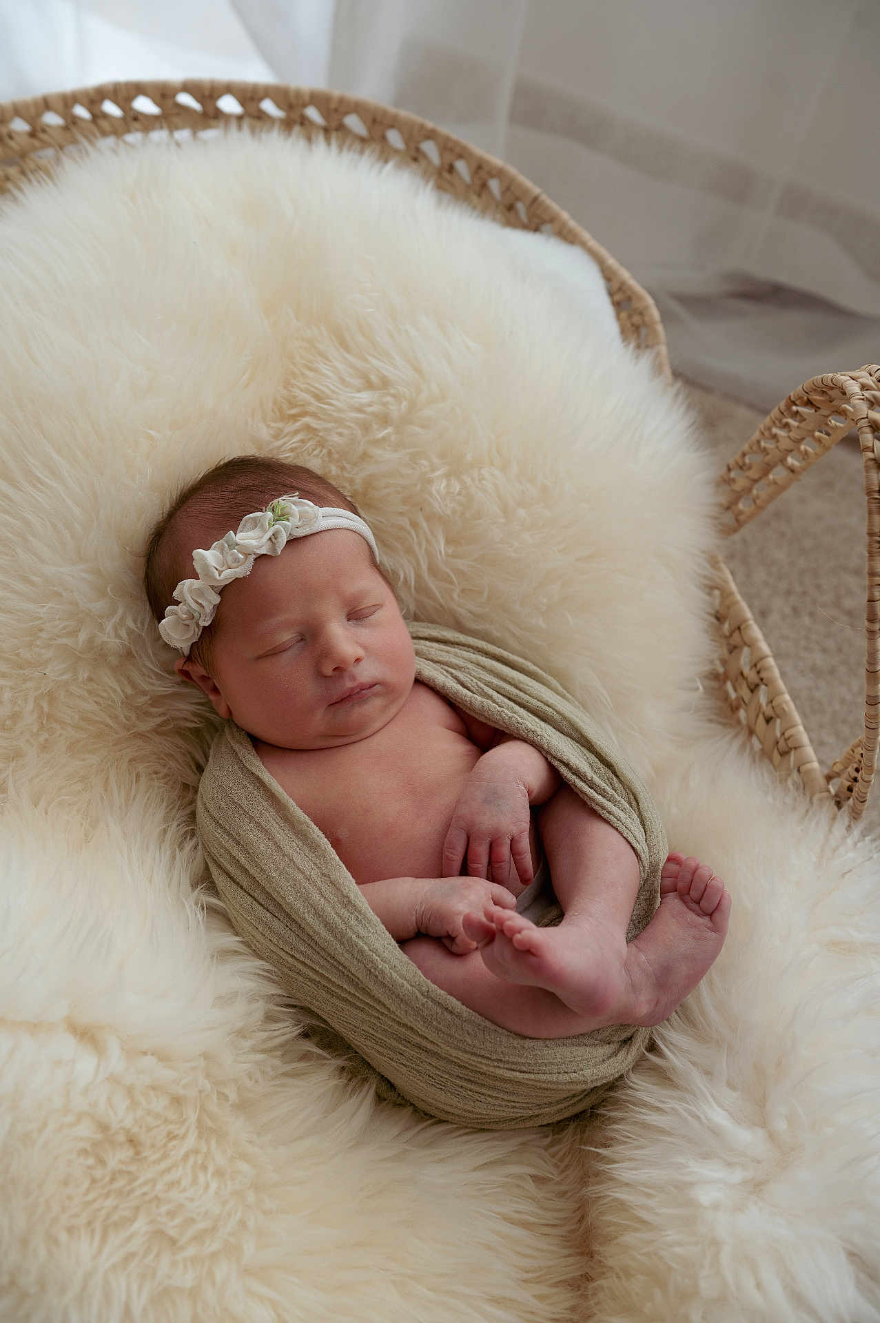 Ambre a rejoint le concours — aidez-le/la à gagner de superbes lots ! newborn, baby, infant, sleeping, wrapped, headband, flower, basket, fur_blanket, soft_texture, peaceful, cute, indoors, portrait, skin, hand, foot, resting, cozy, blanket