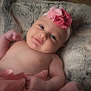 Emmy a rejoint le concours — aidez-le/la à gagner de superbes lots ! adorable, baby, blanket, child, cute, flower, fur, happy, headband, indoor, infant, lying_down, newborn, pink, portrait, skin, smile, soft_texture, tutu, young