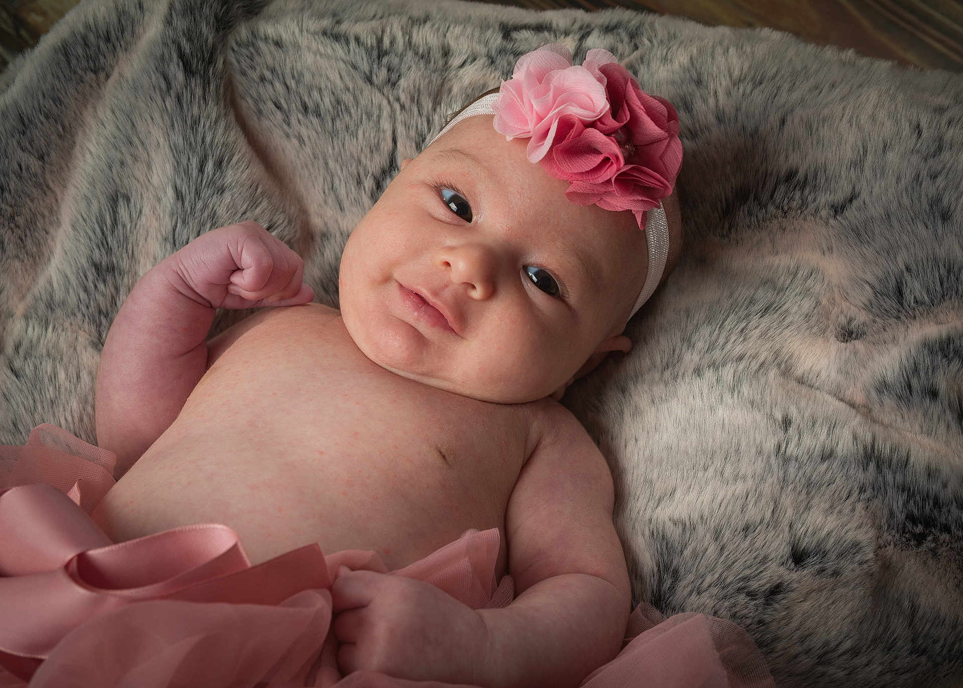 Emmy a rejoint le concours — aidez-le/la à gagner de superbes lots ! adorable, baby, blanket, child, cute, flower, fur, happy, headband, indoor, infant, lying_down, newborn, pink, portrait, skin, smile, soft_texture, tutu, young