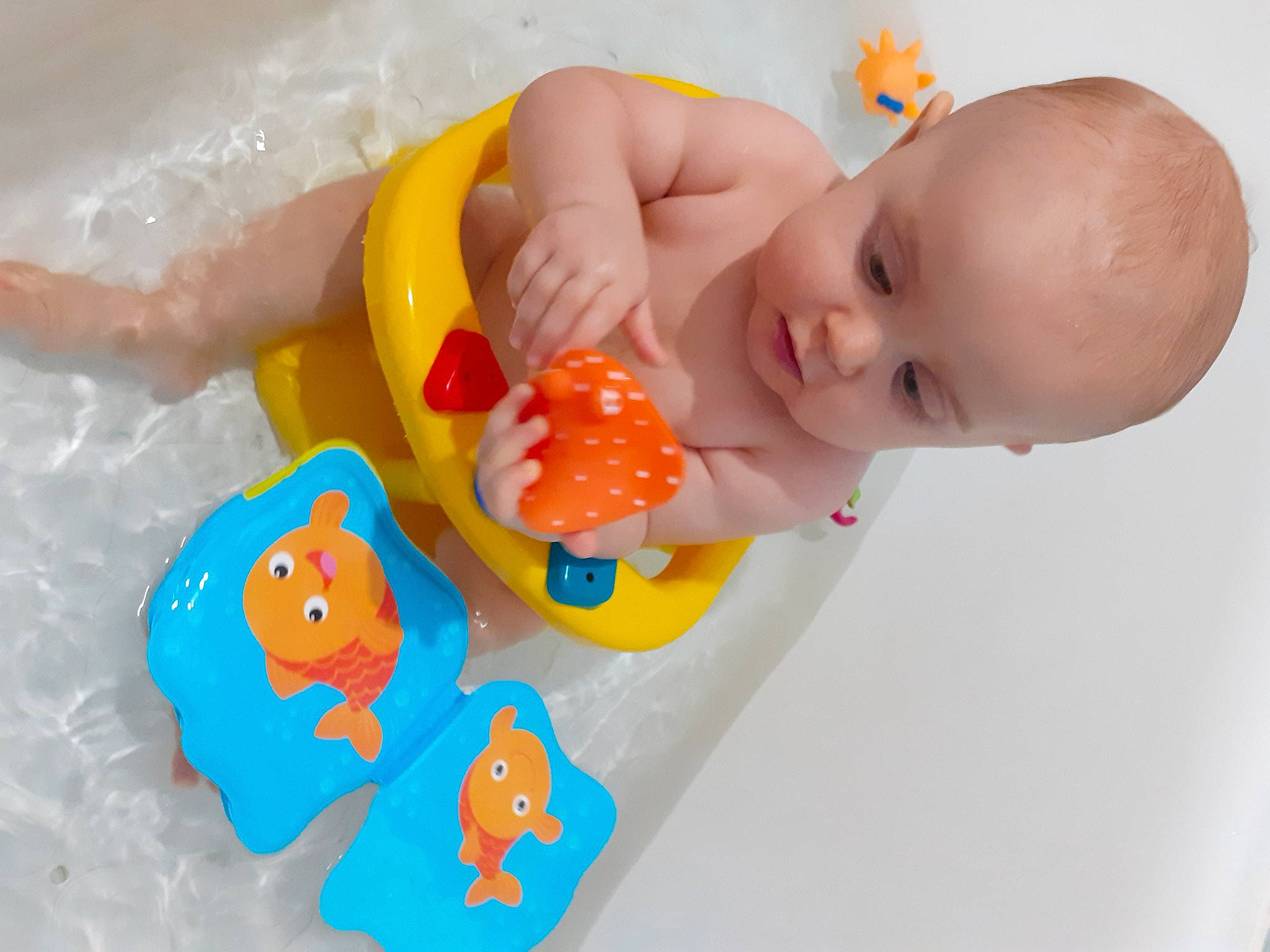 Emilien a rejoint le concours — aidez-le/la à gagner de superbes lots ! baby, baby_bathing, baby_playing_with_toys, baby_products, baby_toys, bath_toy, bathing, bathtub, child, person, play, product, toddler, toy