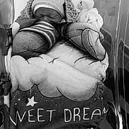 Loëvan participe au concours pour gagner de l'argent avec cette photo : newborn, baby, blanket, knitted_hat, sleeping, hospital_bassinet, pacifier, stuffed_toy, black_and_white, wrapped, cozy, infant, cute, peaceful, baby_clothes, soft, indoors, portrait, child, resting