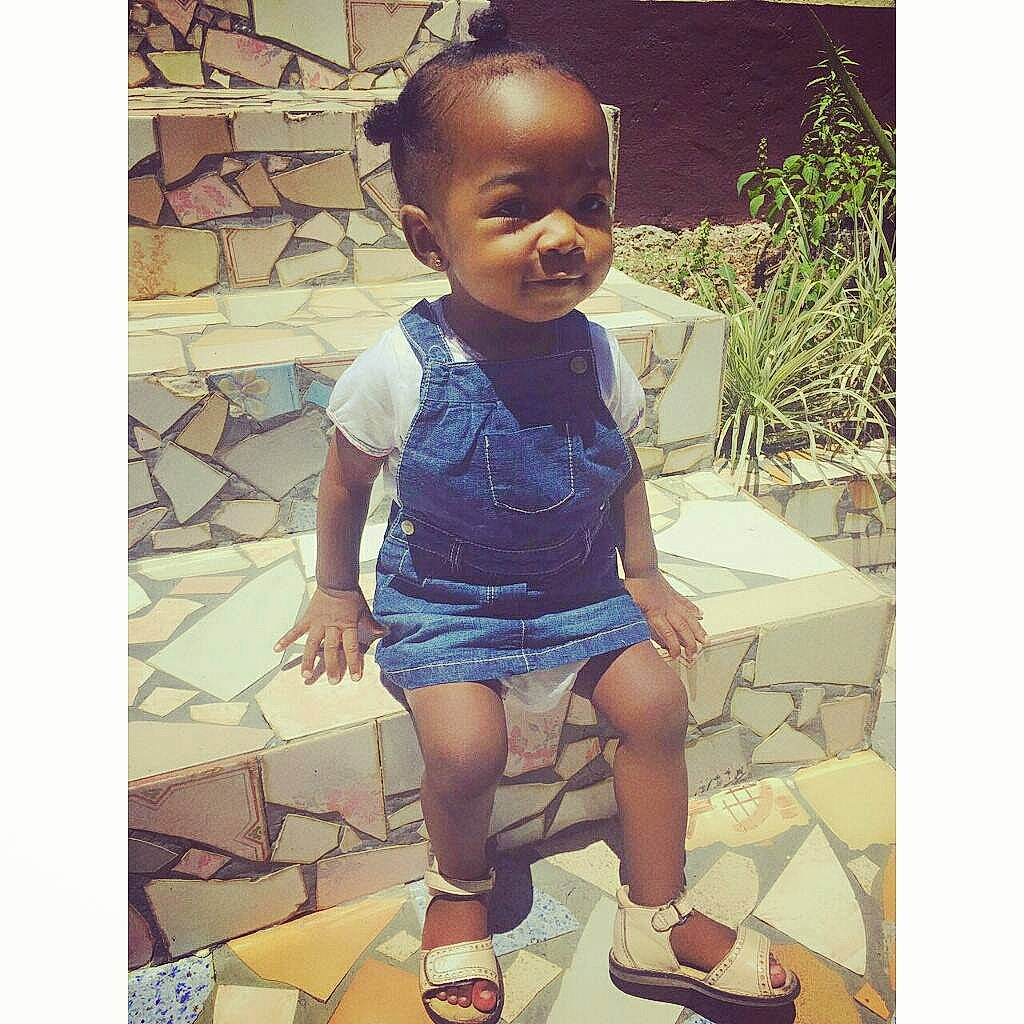 Kélyana a rejoint le concours — aidez-le/la à gagner de superbes lots ! baby, child, child_model, cool, fashion, footwear, happy, leg, metal, person, photography, plant, play, selfie, shoe, smile, snapshot, square, style, t_shirt