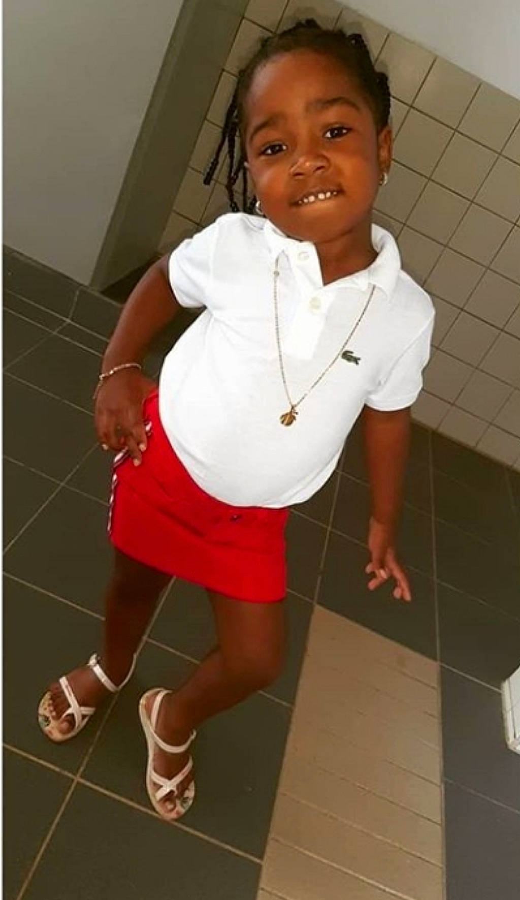 Kélyana participe au concours pour gagner de l'argent avec cette photo : arm, child, fun, hip, joint, joy, knee, leg, person, smile, standing, thigh, toddler