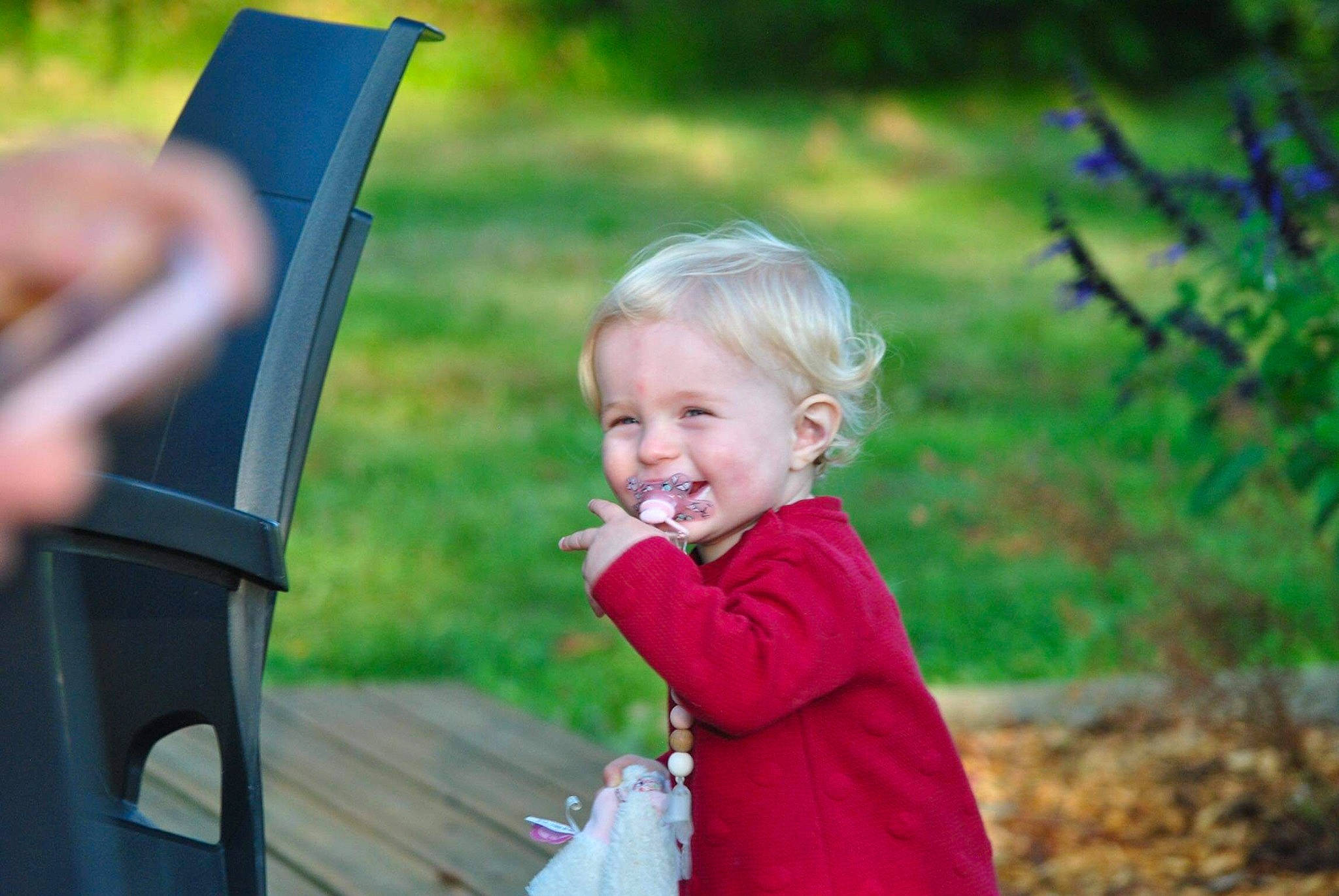 Calie a rejoint le concours — aidez-le/la à gagner de superbes lots ! baby, baby_toddler_clothing, chair, child, dress, event, fun, gesture, grass, happy, joy, leisure, morning, people_in_nature, person, play, recreation, sitting, smile, spring
