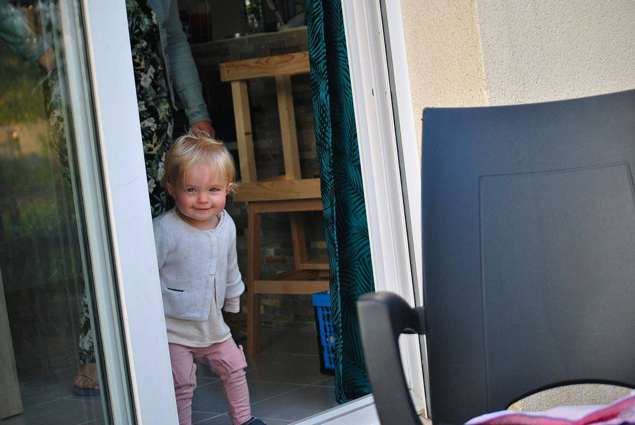 Calie a rejoint le concours — aidez-le/la à gagner de superbes lots ! baby, chair, child, curtain, door, flooring, fun, home, home_door, house, interior_design, joy, leisure, person, room, shorts, sitting, t_shirt, toddler, vacation