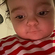 Ummahan a rejoint le concours — aidez-le/la à gagner de superbes lots ! child, face, portrait, striped_shirt, red, white, young, curly_hair, indoors, closeup, expression, person, eyebrows, skin, cheeks, nose, head, casual, cute, baby