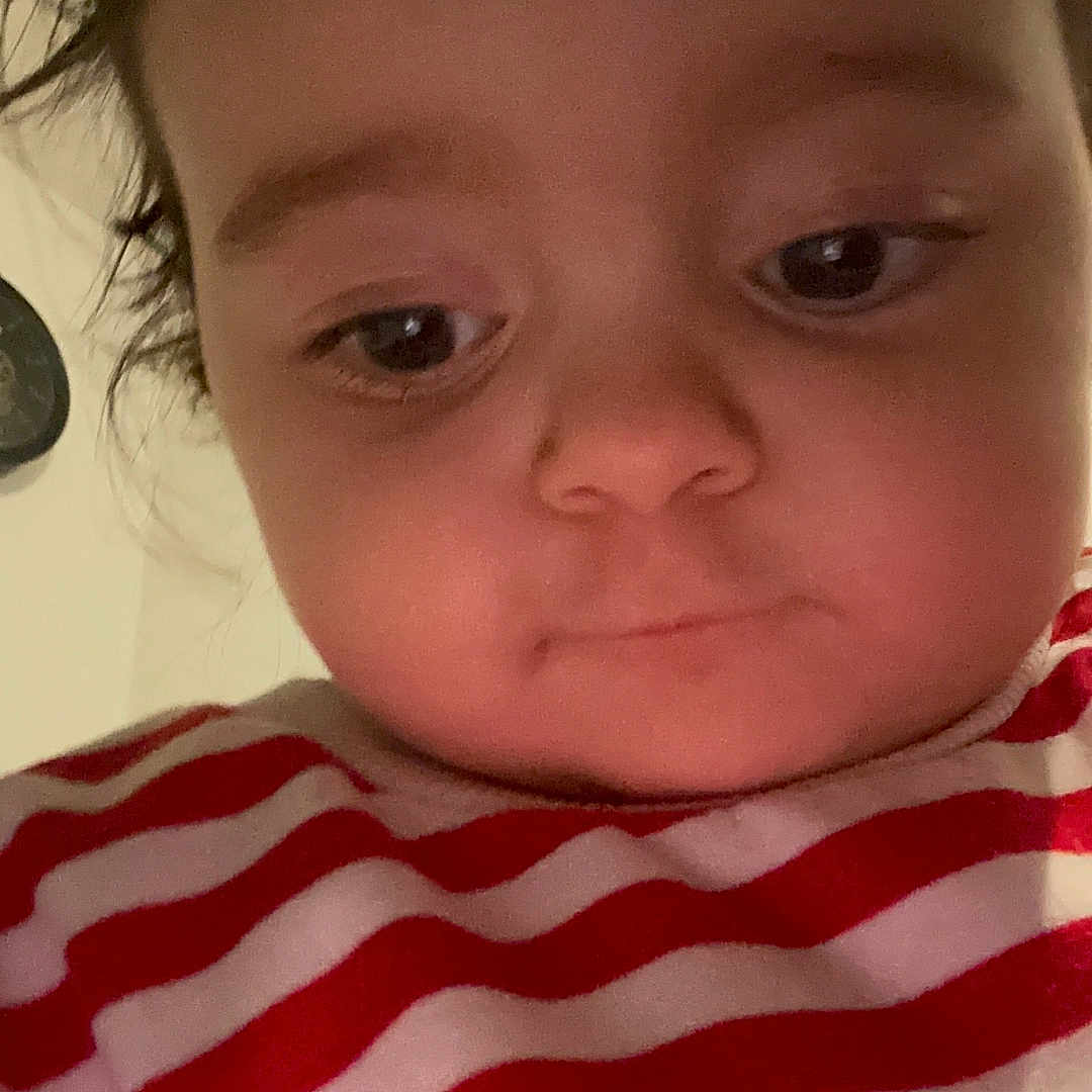 Ummahan a rejoint le concours — aidez-le/la à gagner de superbes lots ! baby, casual, cheeks, child, closeup, curly_hair, cute, expression, eyebrows, face, head, indoors, nose, person, portrait, red, skin, striped_shirt, white, young