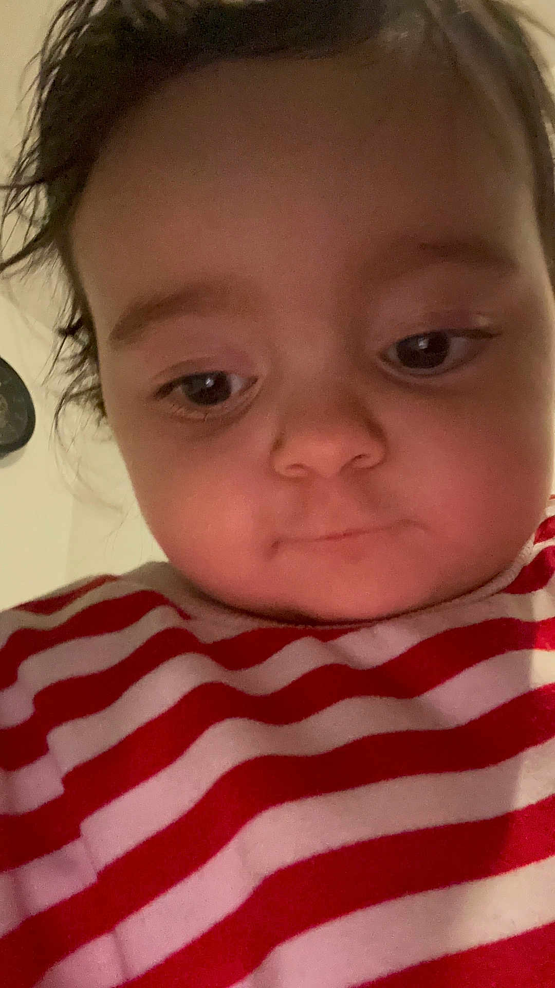 Ummahan a rejoint le concours — aidez-le/la à gagner de superbes lots ! child, face, portrait, striped_shirt, red, white, young, curly_hair, indoors, closeup, expression, person, eyebrows, skin, cheeks, nose, head, casual, cute, baby