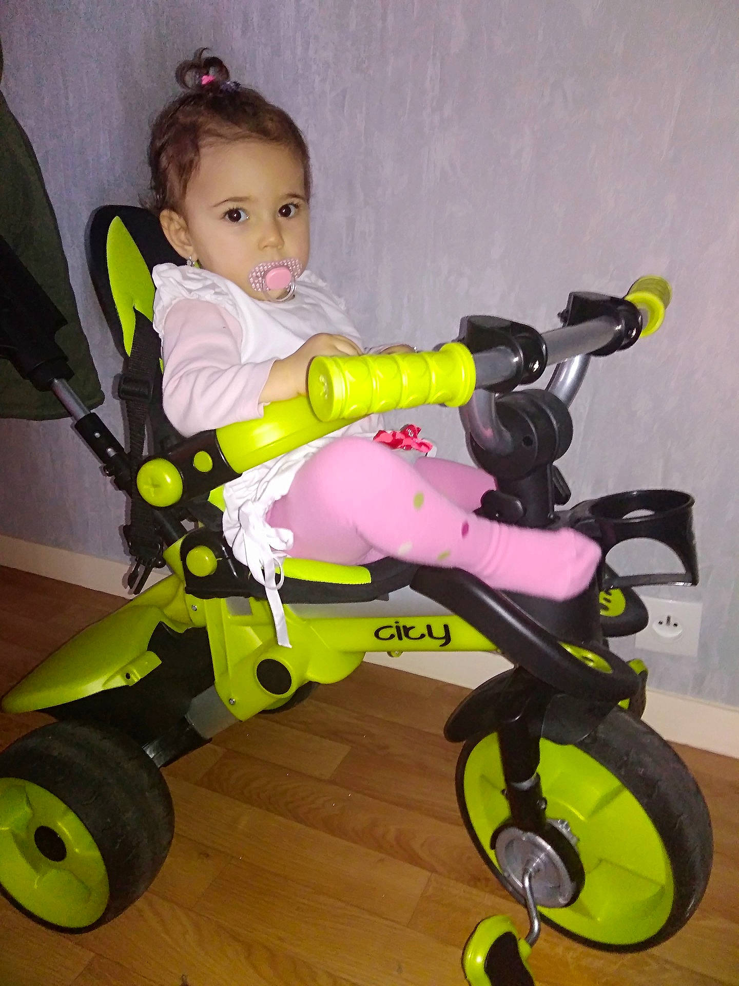 Mina a rejoint le concours — aidez-le/la à gagner de superbes lots ! baby_carriage, baby_products, bicycle_accessory, child, land_vehicle, person, product, sports_equipment, tricycle, vehicle, yellow