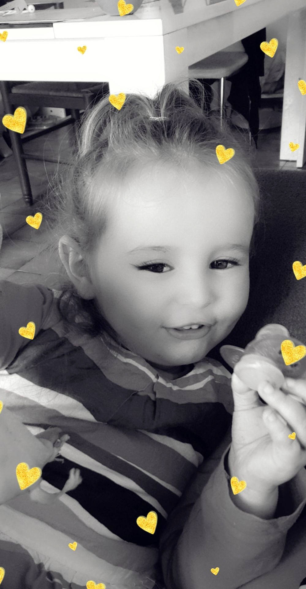 Myla a rejoint le concours — aidez-le/la à gagner de superbes lots ! baby, black_and_white, child, person, photography, smile, snapshot, toddler, yellow