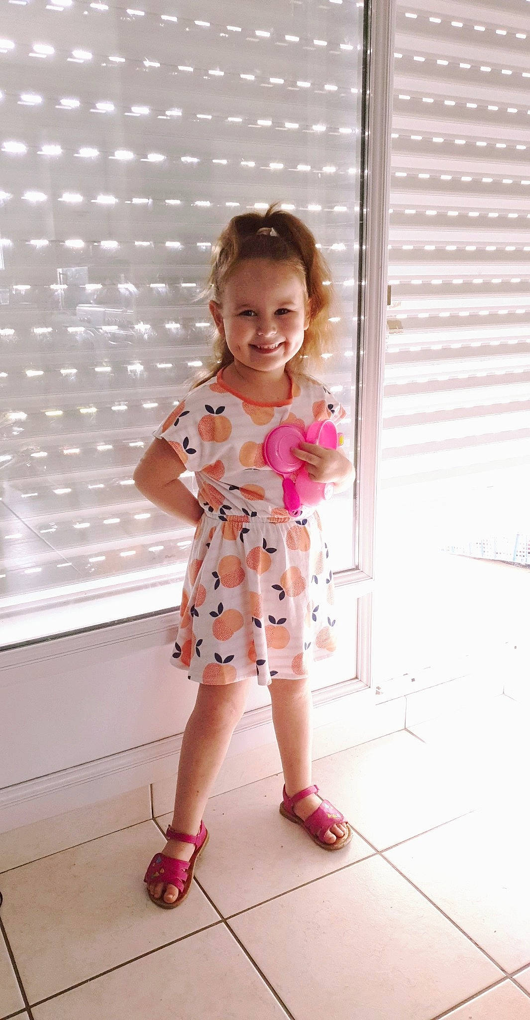 Myla a rejoint le concours — aidez-le/la à gagner de superbes lots ! baby_toddler_clothing, child, child_model, clothing, costume, dress, footwear, joy, nightwear, pattern, person, pink, play, shoe, shoulder, skin, sleeve, toddler