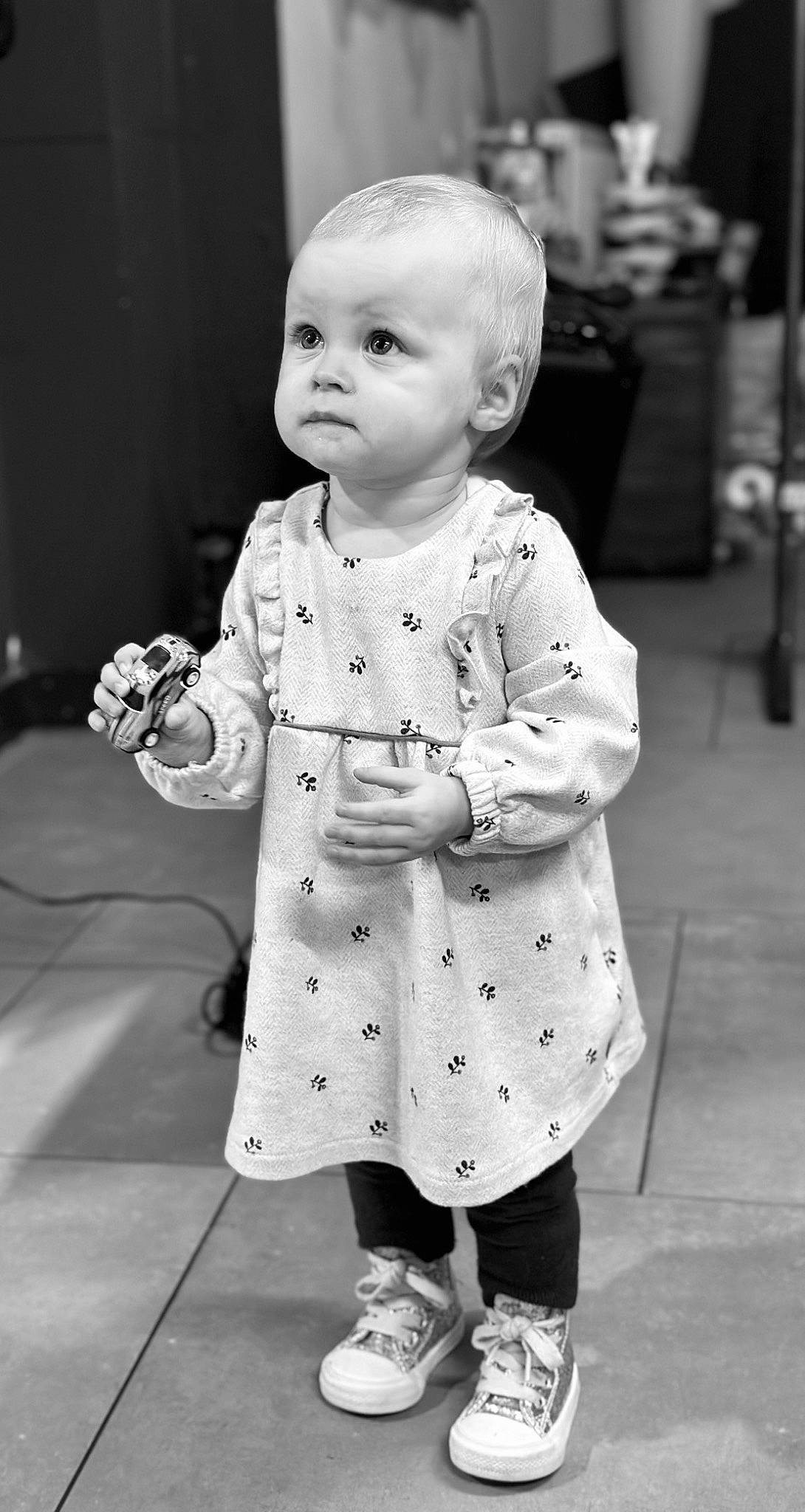 Louise participe au concours pour gagner de l'argent avec cette photo : baby, baby_toddler_clothing, black, black_and_white, cheek, child, gesture, happy, monochrome, monochrome_photography, one_piece_garment, person, photograph, product, skin, sleeve, snapshot, standing, style, toddler