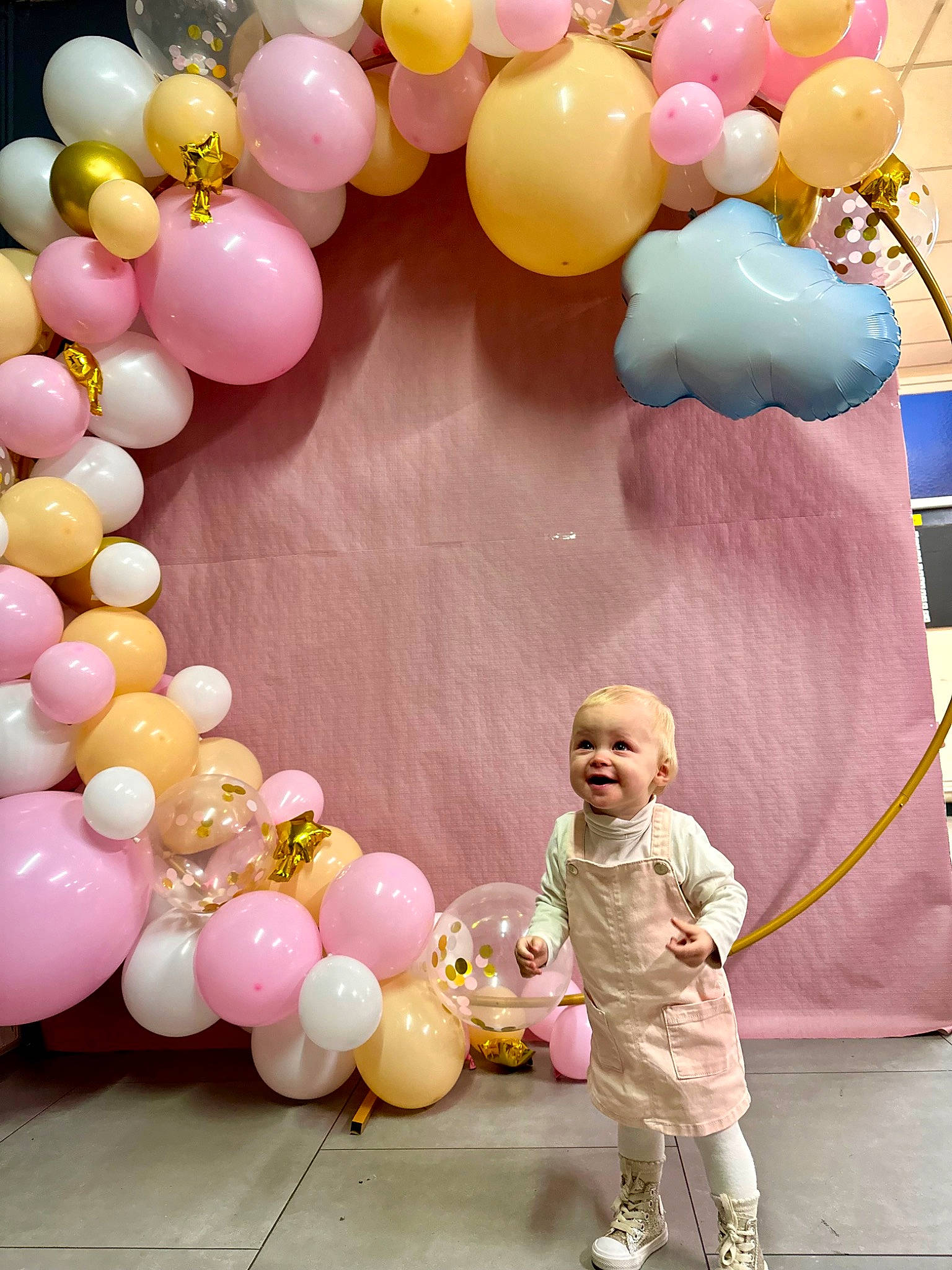 Louise participe au concours pour gagner de l'argent avec cette photo : balloon, beauty, clothing, decoration, event, fun, happy, leisure, magenta, organ, party_supply, people, person, photograph, pink, smile, snapshot, sweetness, toddler, toy