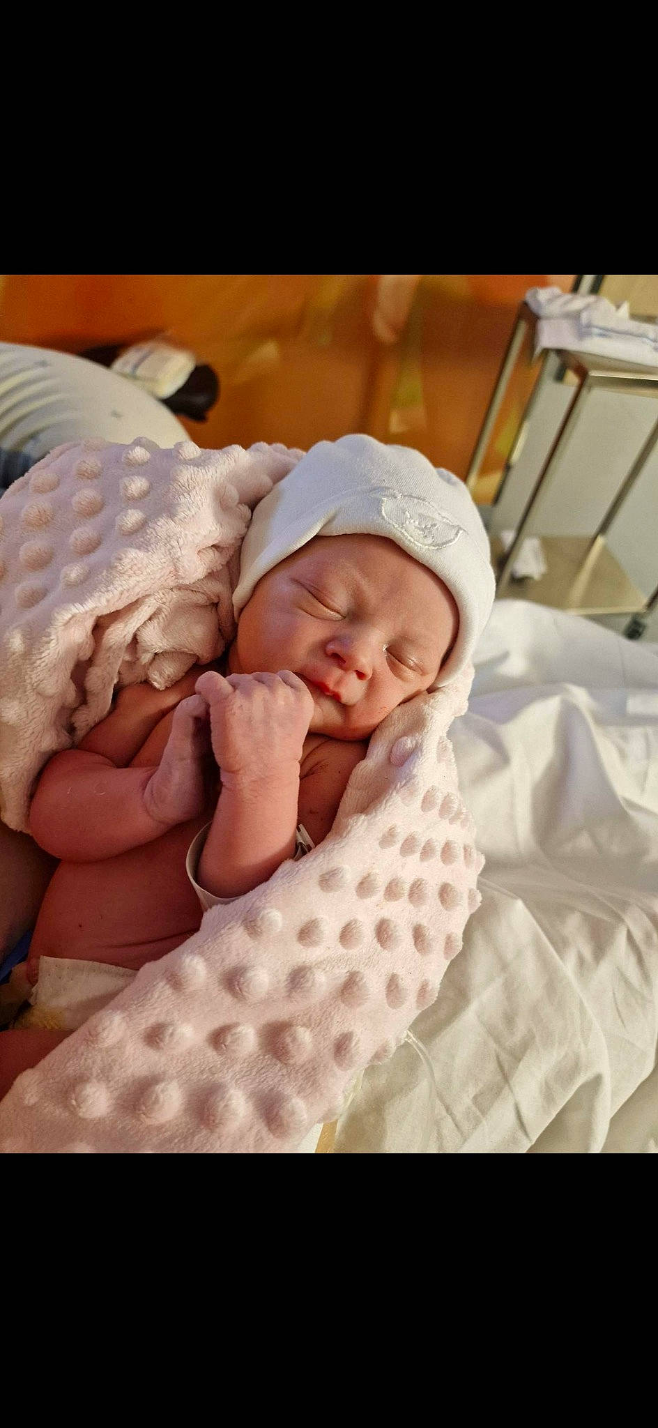 Louise a rejoint le concours — aidez-le/la à gagner de superbes lots ! baby, baby_products, baby_safety, baby_sleeping, baby_toddler_clothing, bedding, bedtime, cap, child, comfort, event, happy, headwear, linens, nap, person, portrait_photography, room, sleep, smile