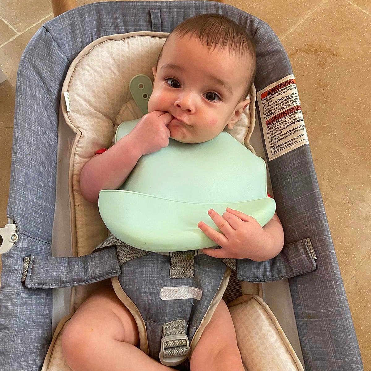 Aaron participe au concours pour gagner de l'argent avec cette photo : baby, baby_seat, bib, child, clothing, curious, cushion, cute, expression, face, fingers, floor, hand, head, indoor, infant, legs, safety_belt, sitting, wooden_leg