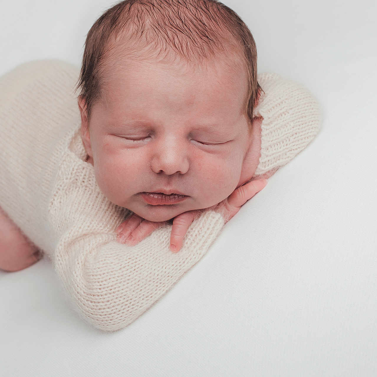Hugo participe au concours pour gagner de l'argent avec cette photo : newborn, baby, sleeping, infant, knitwear, cream_color, soft_texture, peaceful, portrait, closeup, child, resting, cute, small_hands, head, face, closed_eyes, cozy, white_background, studio_photo