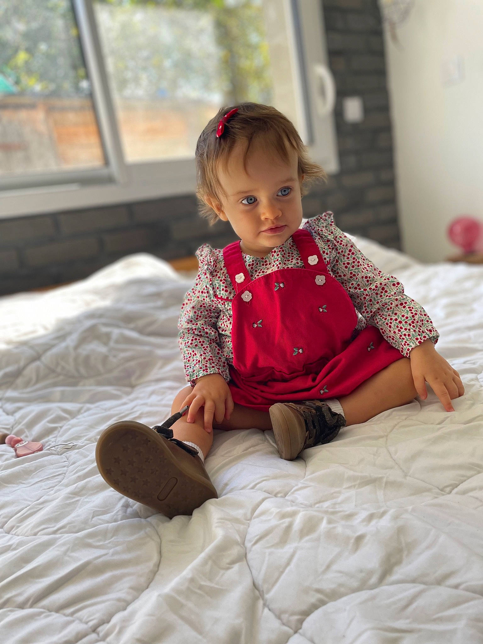 Willow participe au concours pour gagner de l'argent avec cette photo : baby_toddler_clothing, clothing, comfort, dress, eye, floor, flooring, hair, happy, head, human_leg, knee, leg, person, pink, shoulder, skin, sleeve, thigh, toddler