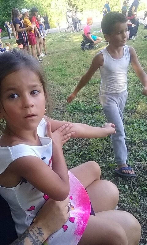 Naya participe au concours pour gagner de l'argent avec cette photo : child, daughter, fun, happy, leg, leisure, person, play, recreation, smile, summer, toddler