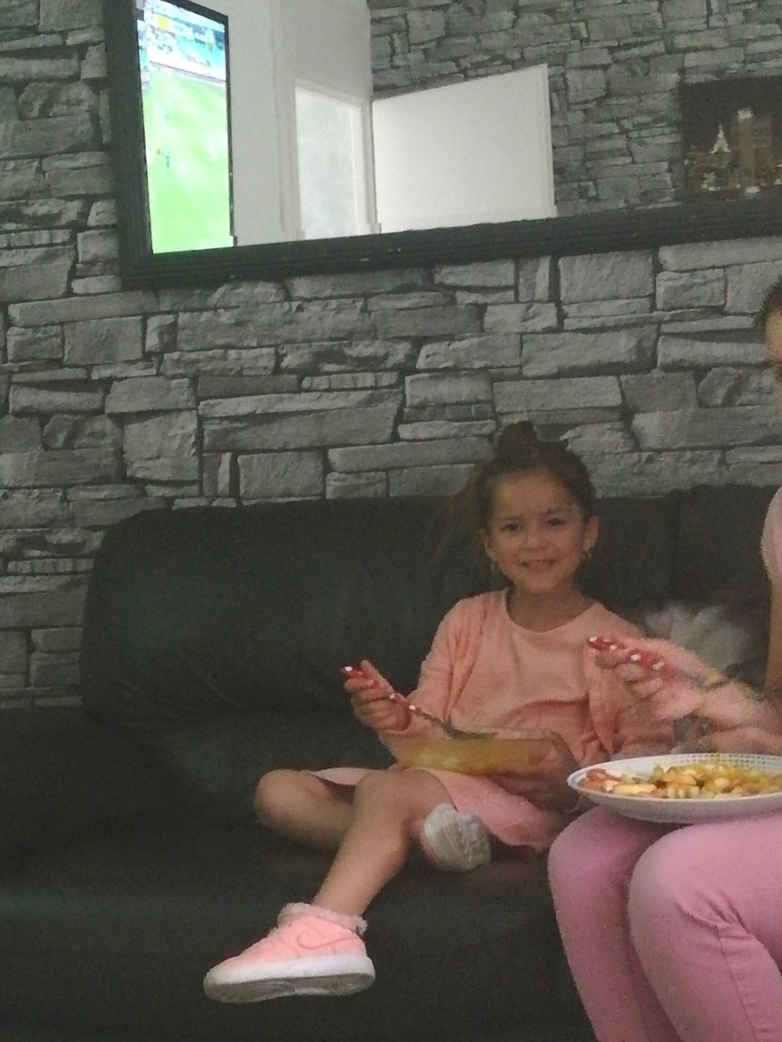 Naya a rejoint le concours — aidez-le/la à gagner de superbes lots ! child, daughter, family, fun, joy, person, room, sitting, table, toddler, vacation