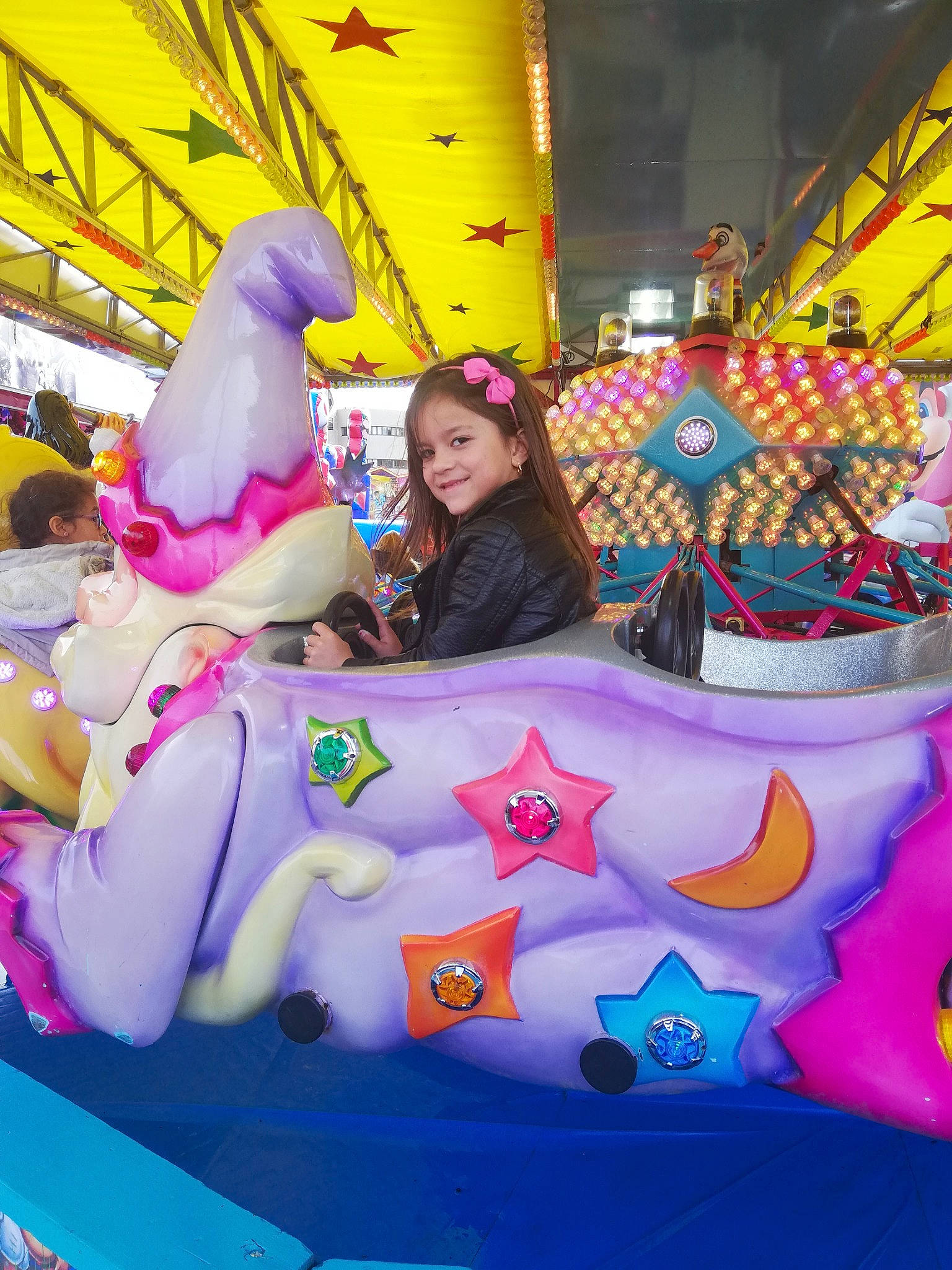 Naya a rejoint le concours — aidez-le/la à gagner de superbes lots ! amusement_park, child, fun, games, joy, leisure, nonbuilding_structure, person, play, recreation, vacation