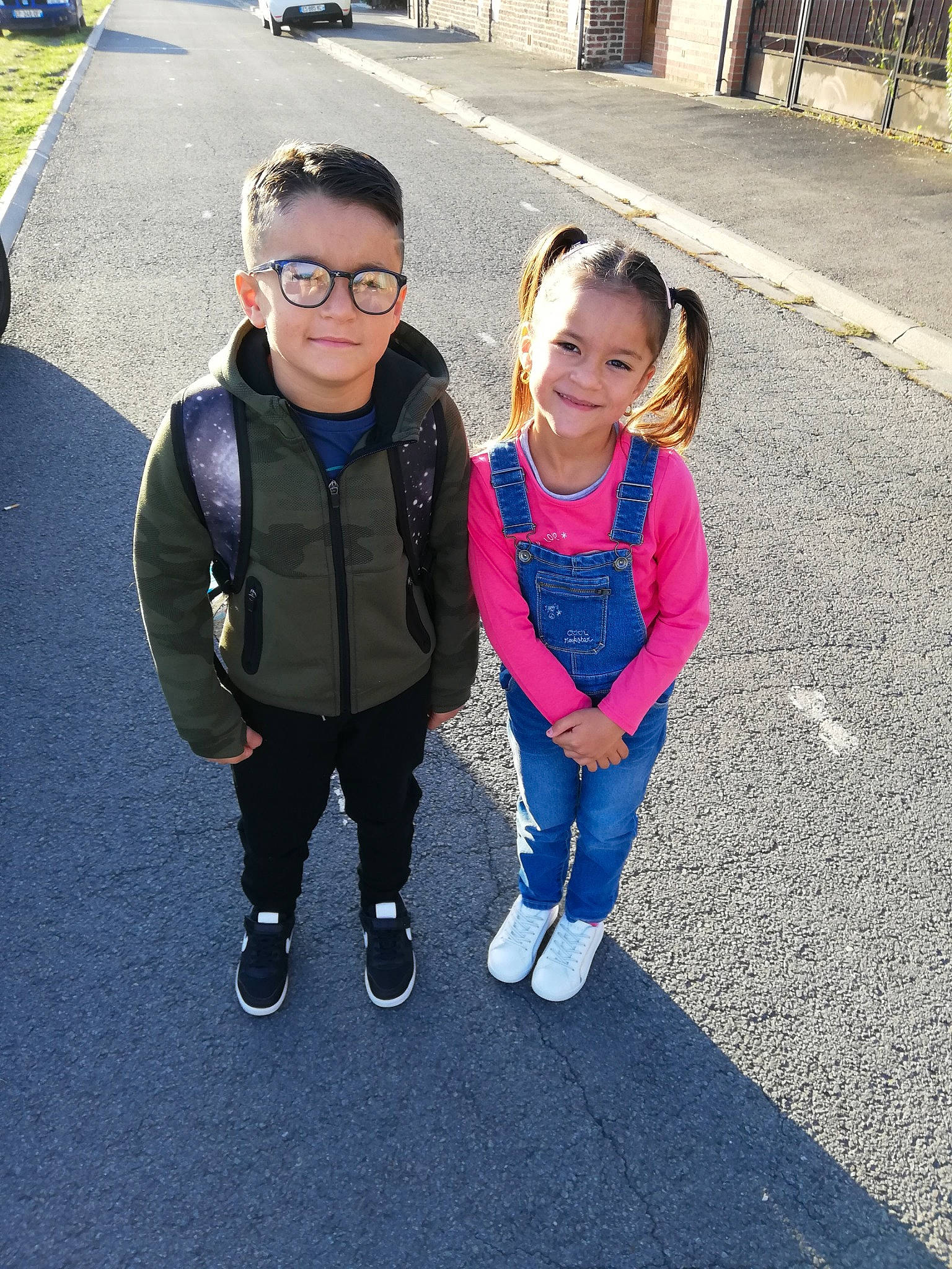 Naya participe au concours pour gagner de l'argent avec cette photo : child, face, family, fun, glasses, head, joy, leisure, outerwear, people, person, photography, recreation, sibling, smile, toddler, tourism, tree, vacation, winter