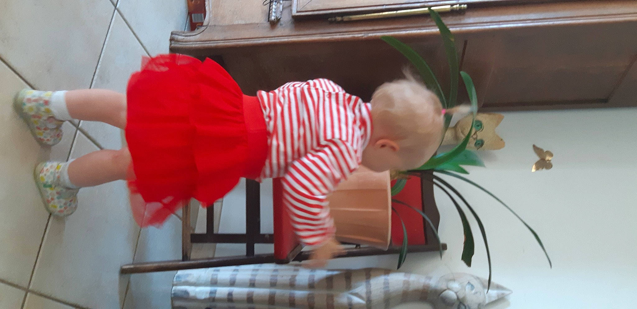 Andréa Rose a rejoint le concours — aidez-le/la à gagner de superbes lots ! arm, baby, baby_products, baby_safety, baby_toddler_clothing, carmine, child, comfort, elbow, flooring, gesture, houseplant, person, plant, play, room, sitting, sleeve, t_shirt, toddler