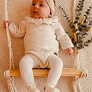 Eléanore a rejoint le concours — aidez-le/la à gagner de superbes lots ! baby, infant, swing, knitwear, headband, wooden_swing, cozy, neutral_colors, indoor, soft_texture, plant, decor, cute, child, peaceful, portrait, sitting, warm_tones, fashion, young_child