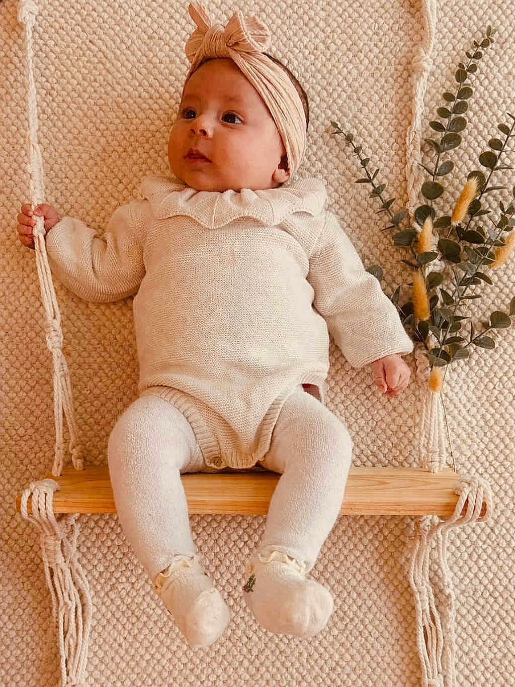 Eléanore a rejoint le concours — aidez-le/la à gagner de superbes lots ! baby, infant, swing, knitwear, headband, wooden_swing, cozy, neutral_colors, indoor, soft_texture, plant, decor, cute, child, peaceful, portrait, sitting, warm_tones, fashion, young_child