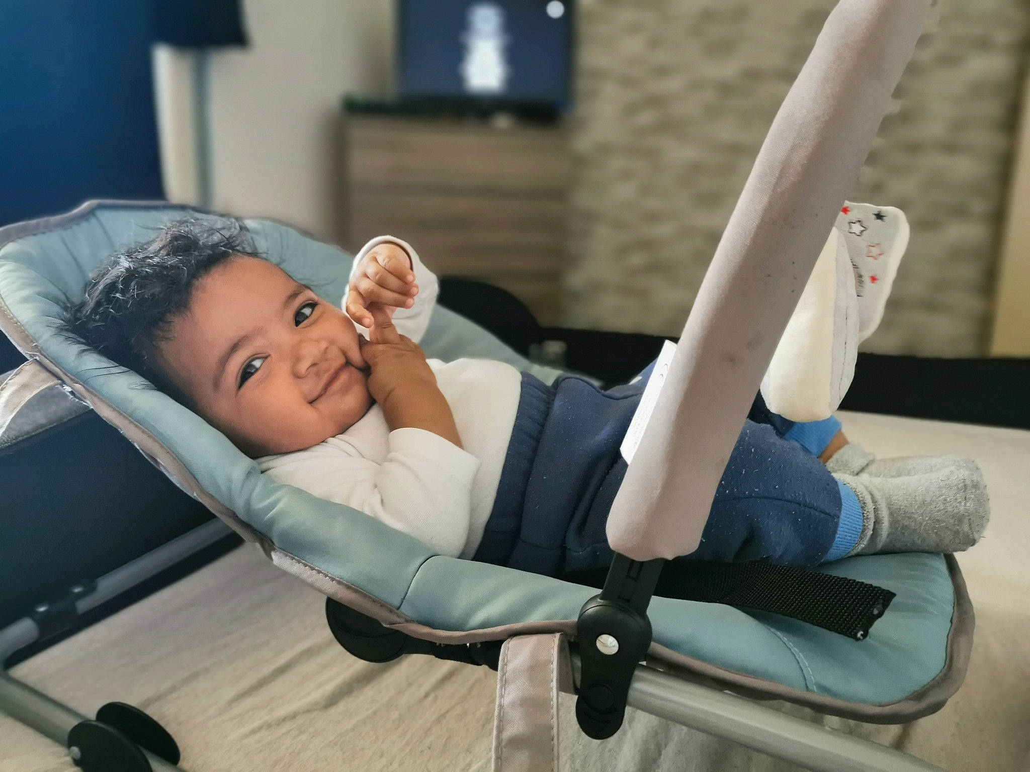 Yowen participe au concours pour gagner de l'argent avec cette photo : arm, baby, child, comfort, leg, person, product