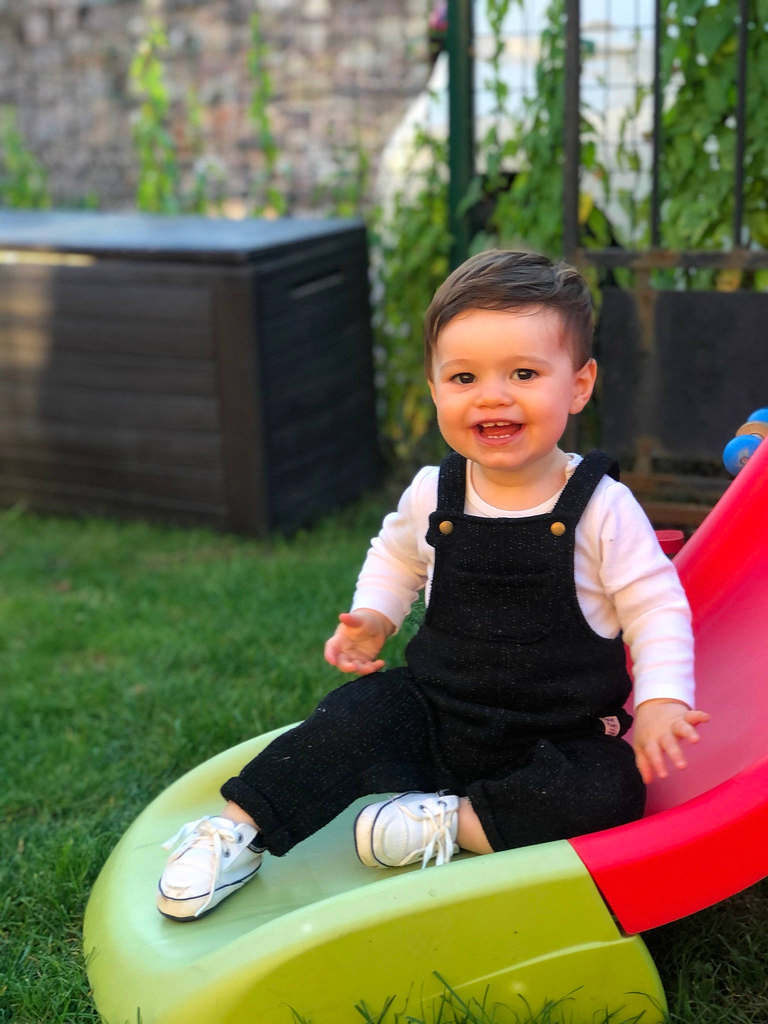 Elliot a rejoint le concours — aidez-le/la à gagner de superbes lots ! baby, baby_playing_with_toys, baby_toddler_clothing, child, city, dress, fun, grass, happy, joy, leisure, outdoor_play_equipment, people_in_nature, person, plant, play, recreation, sitting, smile, t_shirt