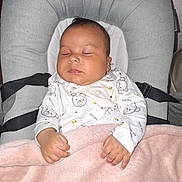 Orion a rejoint le concours — aidez-le/la à gagner de superbes lots ! baby, sleeping, blanket, onesie, bear_print, infant, baby_seat, soft_fabric, cute, peaceful, indoor, child, toddler, clothing, hands, face, head, comfort, nap, portrait