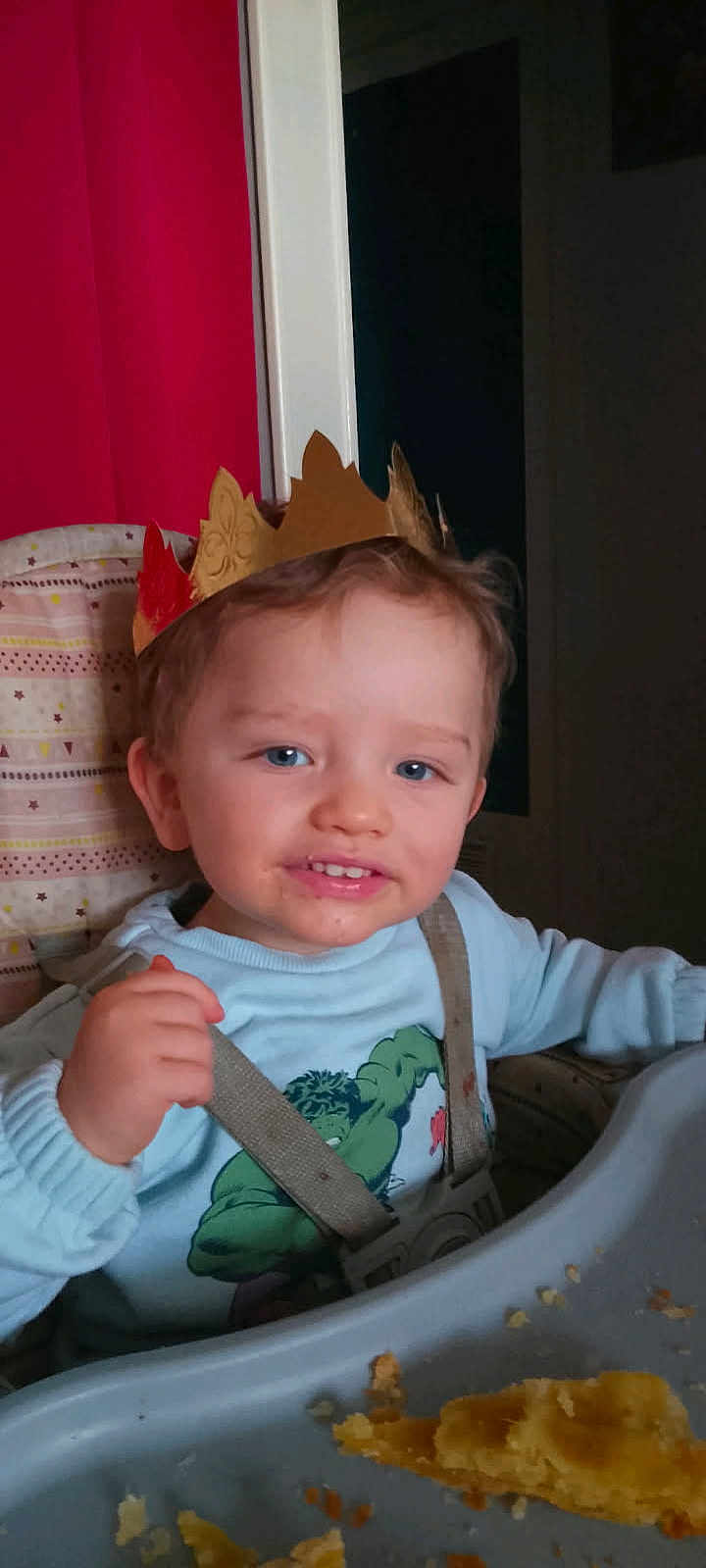 Naseylio participe au concours pour gagner de l'argent avec cette photo : blue_eyes, child, clothing, crown, face, food, funny, hair, high_chair, hulk, indoor, messy, person, seatbelt, smile, snack, sweatshirt, table, toddler, tray