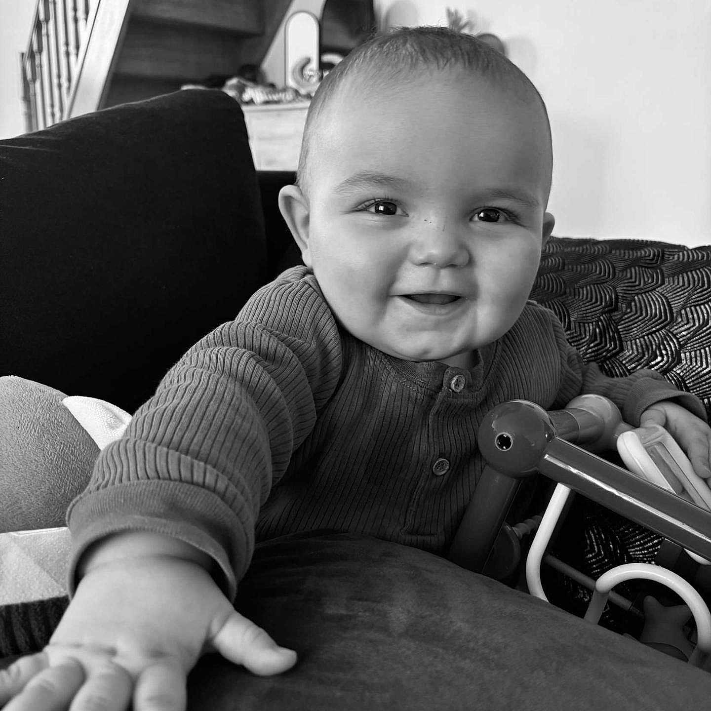 Timéo participe au concours pour gagner de l'argent avec cette photo : architecture, baby, bodypart, building, couch, face, finger, furniture, hand, happy, head, house, housing, indoors, livingroom, person, photography, portrait, smile, staircase