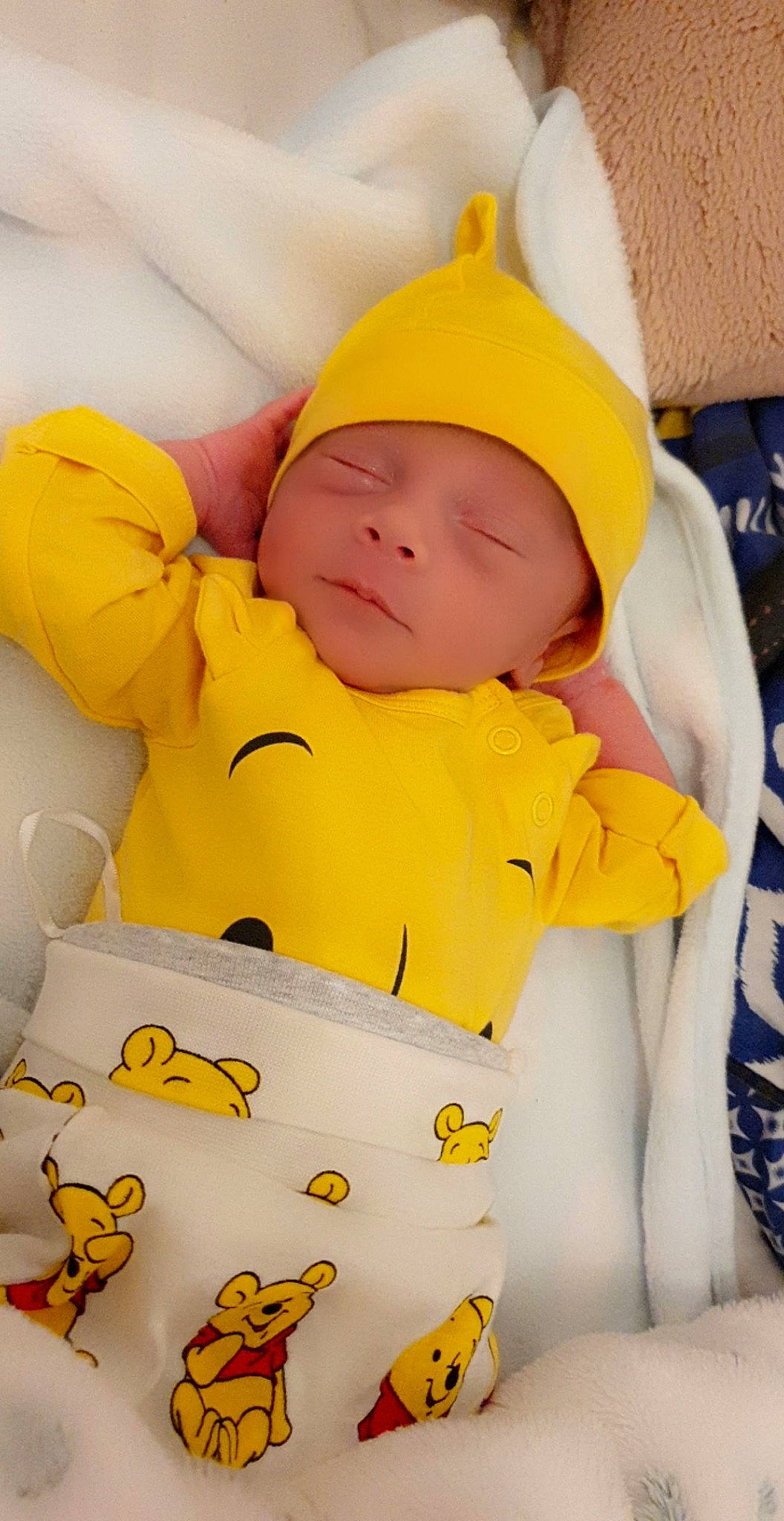 Yanis a rejoint le concours — aidez-le/la à gagner de superbes lots ! baby, baby_products, baby_safety, baby_sleeping, baby_toddler_clothing, bedding, bedtime, cap, child, comfort, happy, hat, headwear, linens, nap, person, room, sleep, textile, toddler