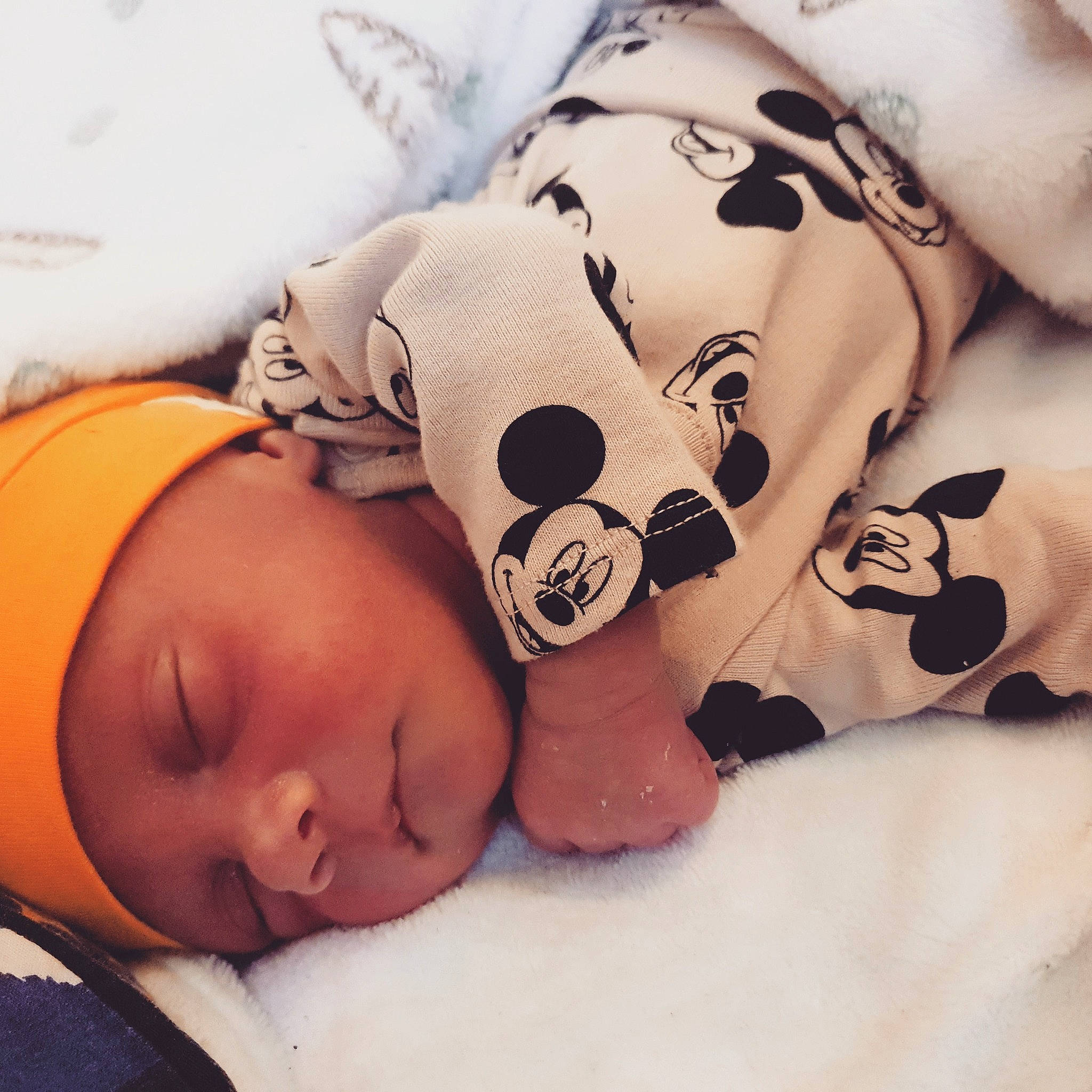 Yanis a rejoint le concours — aidez-le/la à gagner de superbes lots ! baby, baby_sleeping, cheek, child, comfort, design, face, facial_expression, finger, happy, headgear, headwear, linens, mammal, mouth, muscle, person, skin, sleeve, textile