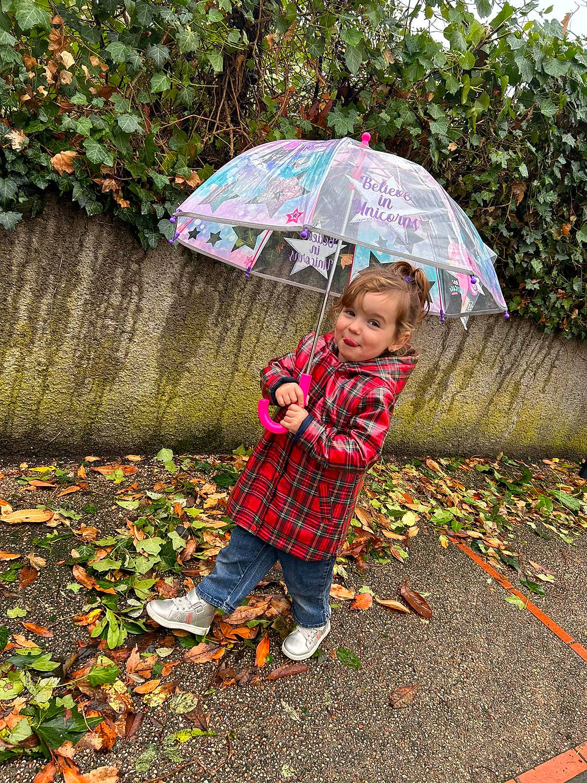 Lyllou a rejoint le concours — aidez-le/la à gagner de superbes lots ! beauty, botany, child, deciduous, fashion_accessory, fun, garden, grass, leaf, leisure, outerwear, pattern, people_in_nature, person, plant, road_surface, tints_and_shades, toddler, tree, umbrella