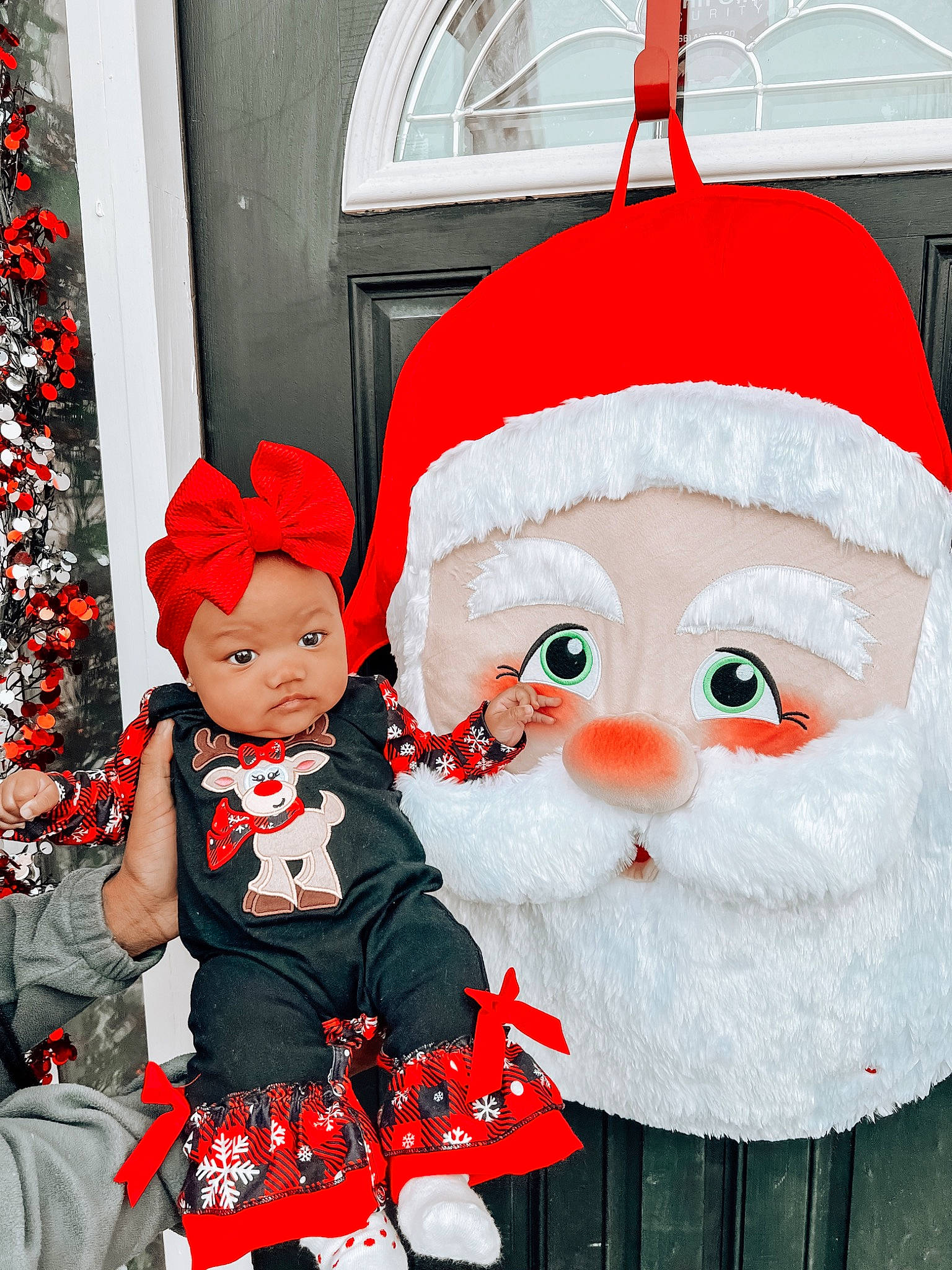 Maeva is registered to the contest to win money with this photo: beard, christmas, christmas_decoration, christmas_eve, christmas_ornament, costume_hat, event, facial_hair, fictional_character, happy, hat, headgear, headwear, holiday, holiday_ornament, lap, ornament, person, red, santa_claus