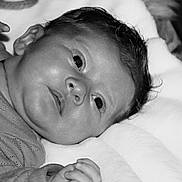 Abby a rejoint le concours — aidez-le/la à gagner de superbes lots ! baby, infant, black_and_white, close_up, face, eyes, blanket, soft_texture, newborn, child, portrait, lying_down, cute, skin, hair, clothing, hand, innocence, expression, monochrome