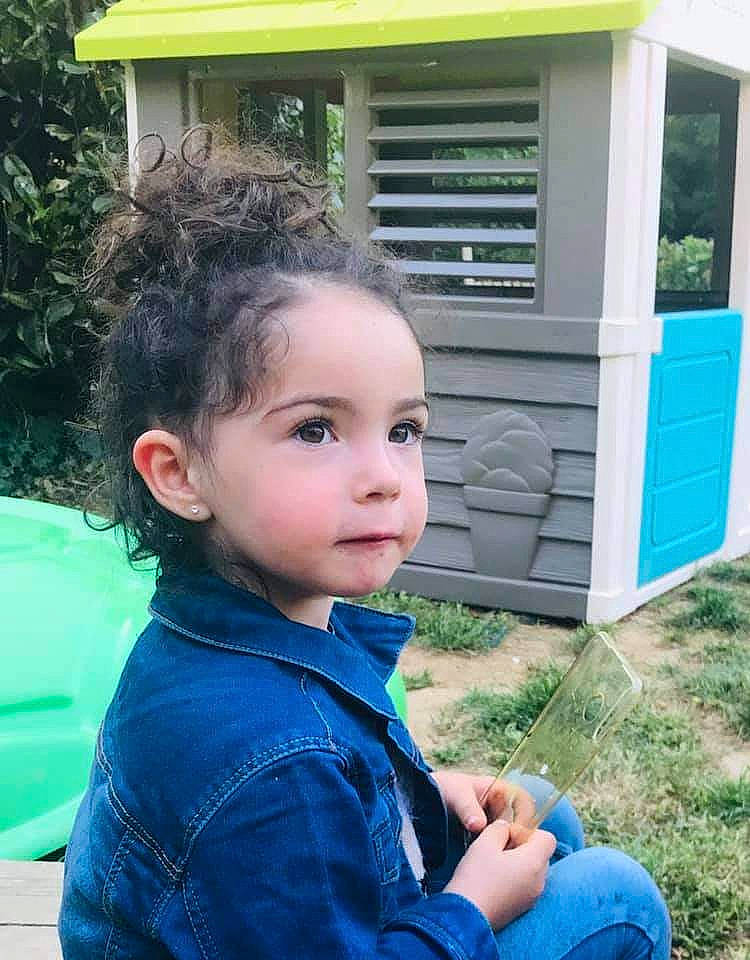 Katalhéya participe au concours pour gagner de l'argent avec cette photo : denim, door, ear, jacket, nose, person, toddler, yard