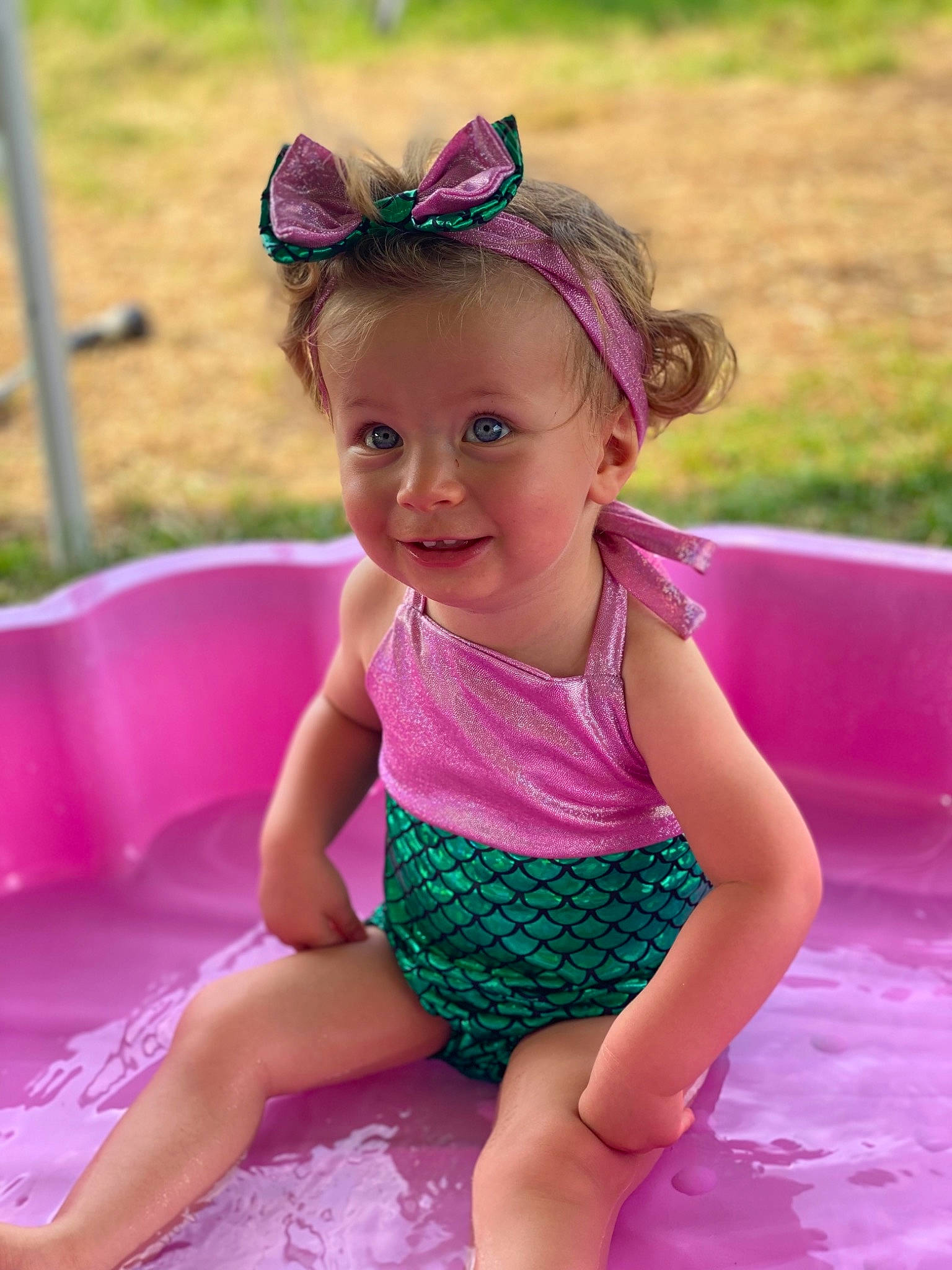 Parïs participe au concours pour gagner de l'argent avec cette photo : baby_toddler_clothing, child, clothing, face, fun, grass, hair, happy, head, headband, joy, leisure, magenta, person, pink, plant, product, purple, recreation, smile