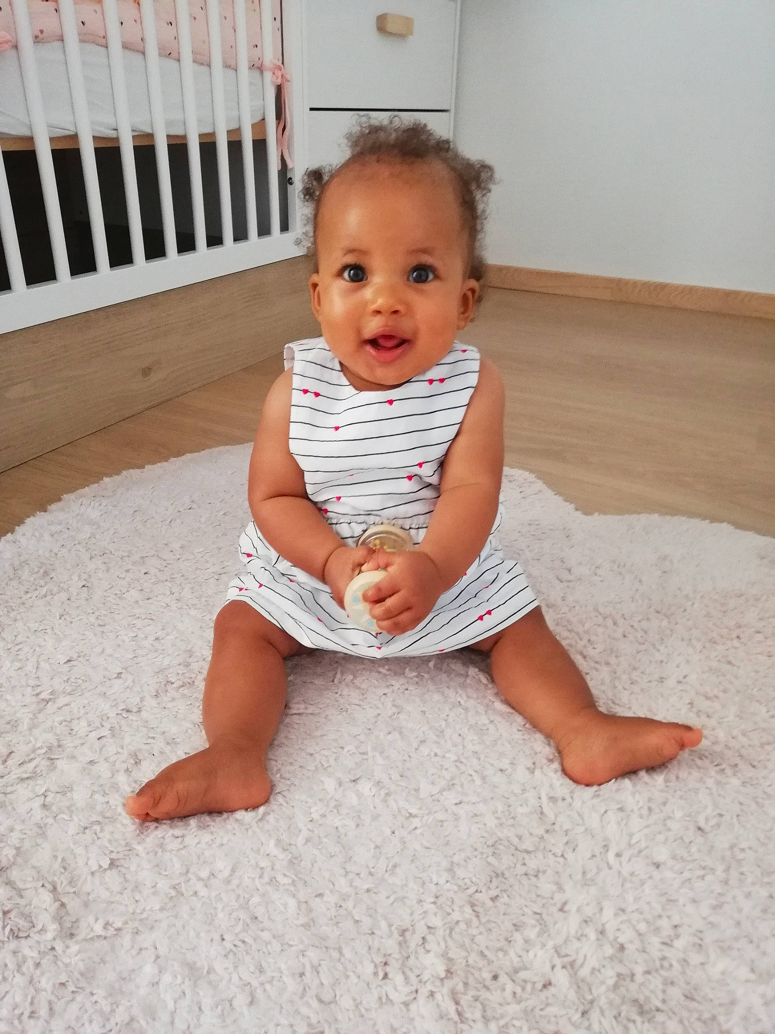 Calie participe au concours pour gagner de l'argent avec cette photo : baby, baby_toddler_clothing, barefoot, child, crawling, floor, flooring, person, product, sitting, skin, toddler
